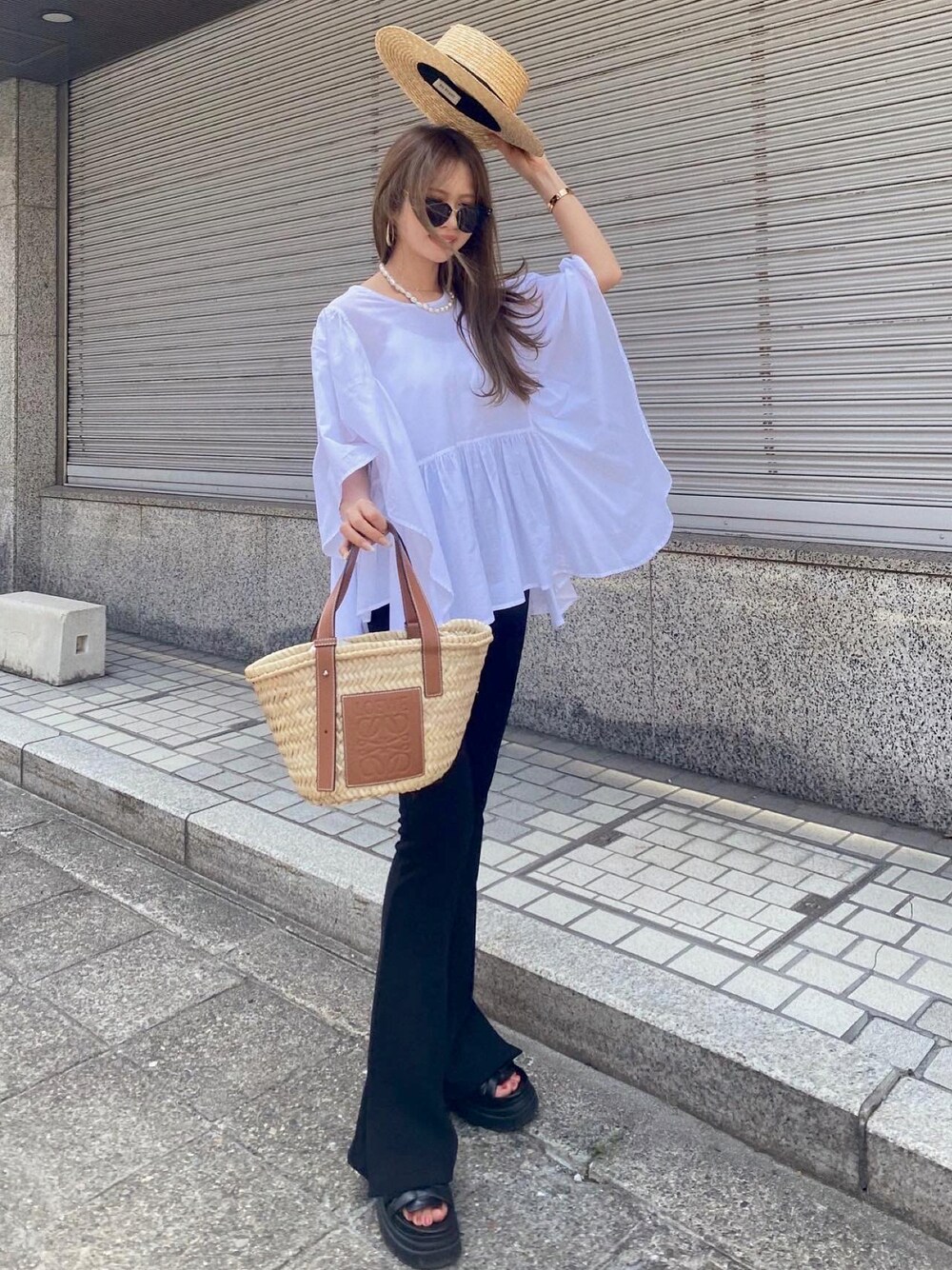「シンプル、春夏コーデ、カジュアルコーデ、夏コーデ、大人コーデ、骨格ウェーブ、madder vintage、かごバッグ、リブパンツ、LOEWE、むぎわら帽子、オトナカジュアル、きれいめカジュアル、厚底サンダル、モノトーン」｜「Madder vintageのアイテム（シャツ/ブラウス、ホワイト系）」を使った、Akaneさん（レディース・163cm）の春コーディネートの1枚目の写真