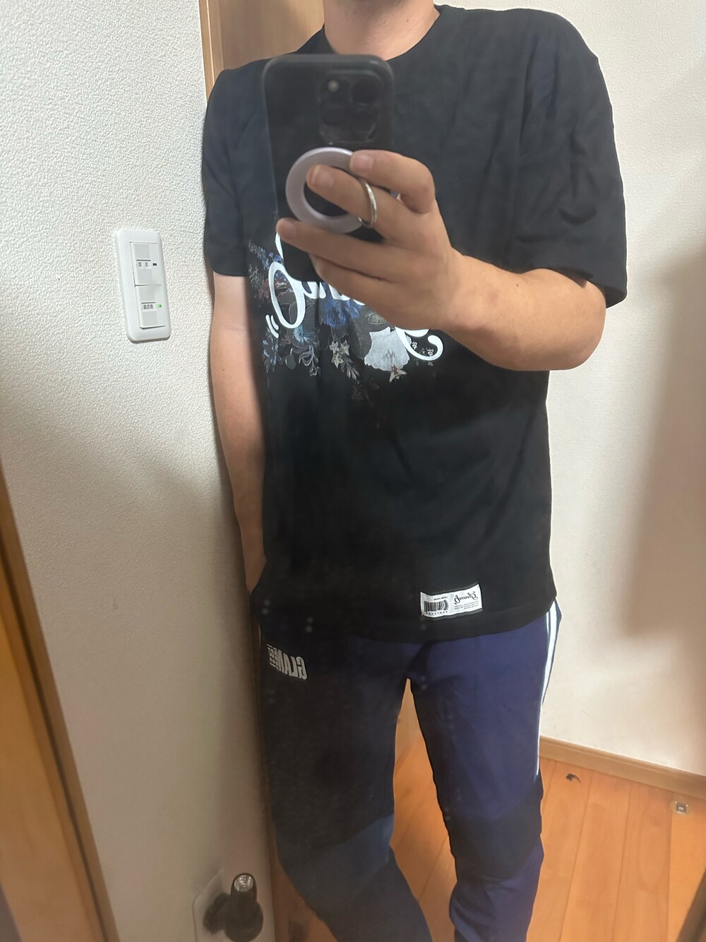 ブルー系のその他パンツ、ブラック系のTシャツ/カットソー、イエロー系のその他を着用したメンズの夏コーディネートの1枚目の写真