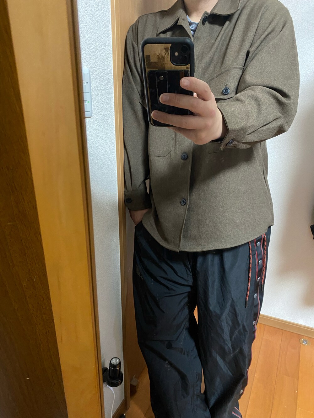 「ブラウン、CPOジャケット、CPOシャツ、ウォームアップパンツ、バスケパンツ、ジャージ、いいね、save、フォローお願いします🤑、フォローミー、フォローお願いします、おしゃれさんと繋がりたい、GU、glamb、ジャージーパンツ、バスケ」｜「GUのアイテム（シャツ/ブラウス、ブラウン系）」を使った、flocon de neige(ZOZOブランド化2021プロフ応援お願いします）さん（メンズ・177cm）の秋コーディネートの1枚目の写真