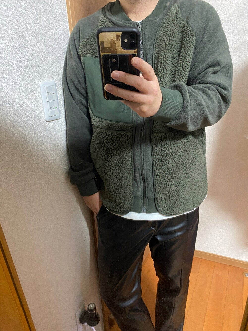 「レザー、UNIQLO、VICTIM、フリース、レザーパンツ、ボアジャケット、フェイクレザー、フォローお願いします、フォローミー、秋コーデ、おしゃれさんと繋がりたい、いいね、save、フォローお願いします🤑、だから秋服が好き、カーキ」｜「UNIQLOのアイテム（MA-1、グリーン系）」を使った、flocon de neige(ZOZOブランド化2021プロフ応援お願いします）さん（メンズ・177cm）の秋コーディネートの1枚目の写真