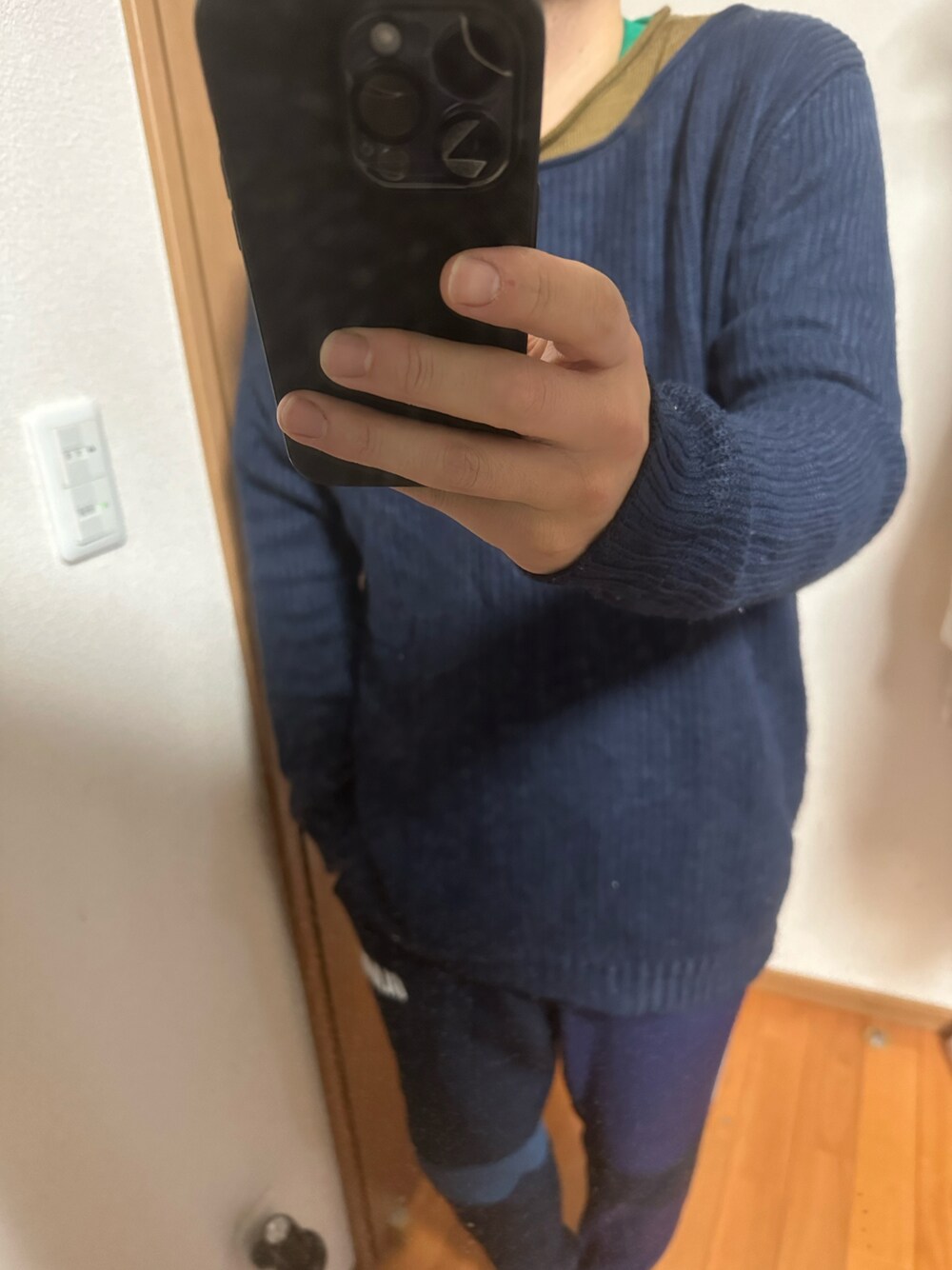 ブルー系のその他パンツ、ブルー系のニット/セーター、イエロー系のその他を着用したメンズの冬コーディネートの1枚目の写真