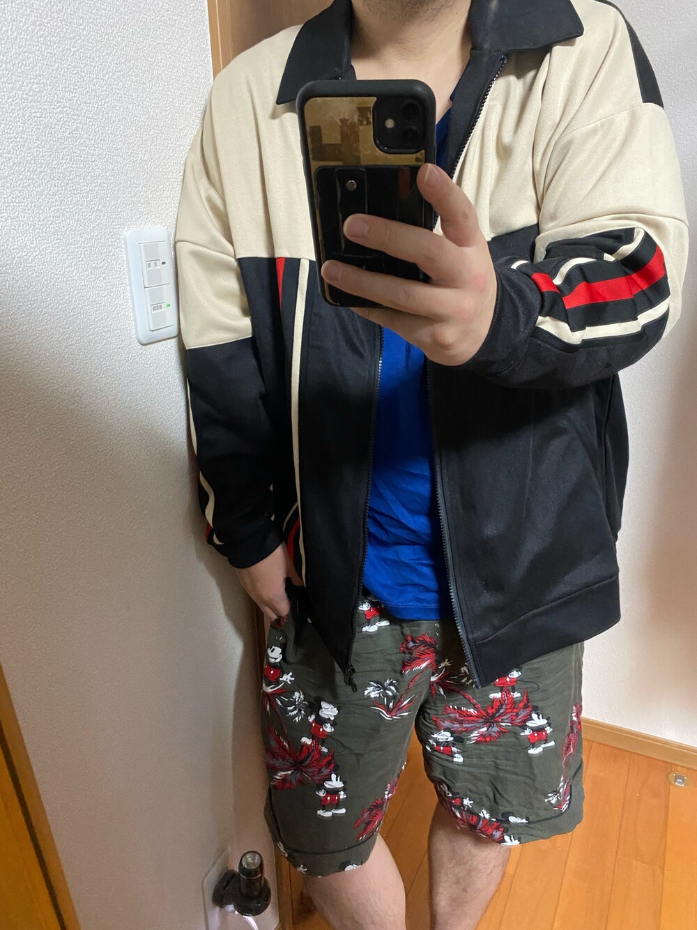 「休日スタイル、ジャージ、ディズニー、ショートパンツ、ルームウェア、いいね、save、フォローお願いします🤑、フォローミー、フォローお願いします、ビッグシルエット、オーバーサイズ、adrer、NOID、GU、UNDER COVER」｜「ADRERのLINE SLEEVE TRACK JACKET/ラインスリーブトラックジャケット（ブルゾン、ブラック系）」を使った、flocon de neige(ZOZOブランド化2021プロフ応援お願いします）さん（メンズ・177cm）の秋コーディネートの1枚目の写真