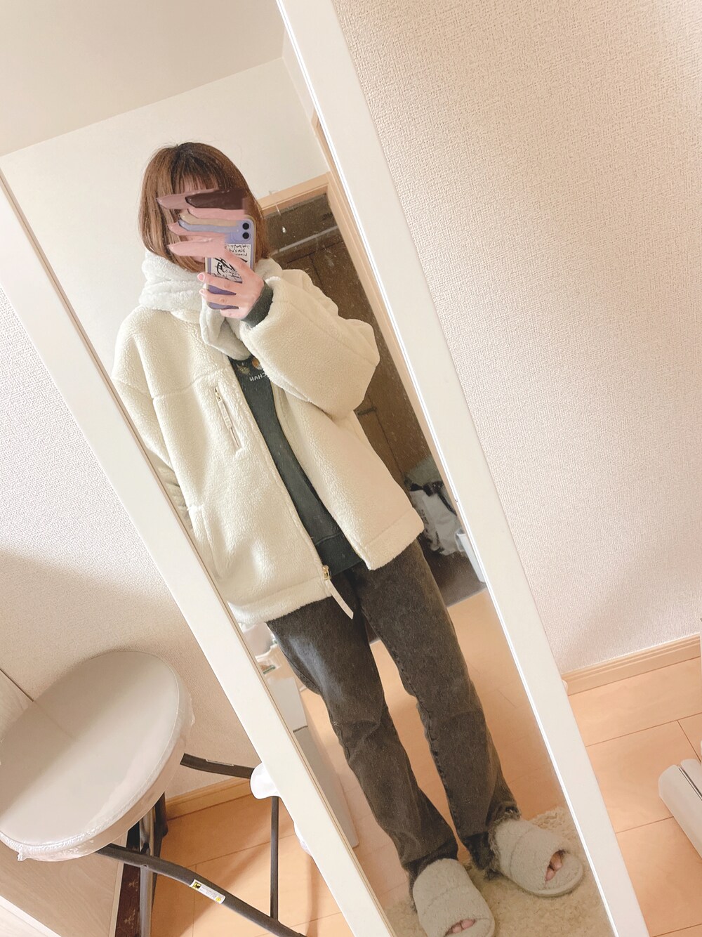 「服とコスメでなりたい自分に、冬のコーデ、通勤コーデ、フレアデニム、ビッグシルエット、ボアジャケット、タートルネック、くすみカラー、マフラーコーデ、グレーコーデ」｜「GLOBAL WORKのボアスタンドブルゾン/295910（ブルゾン、ホワイト系）」を使った、ユズルさん（レディース・151cm）の冬コーディネートの1枚目の写真
