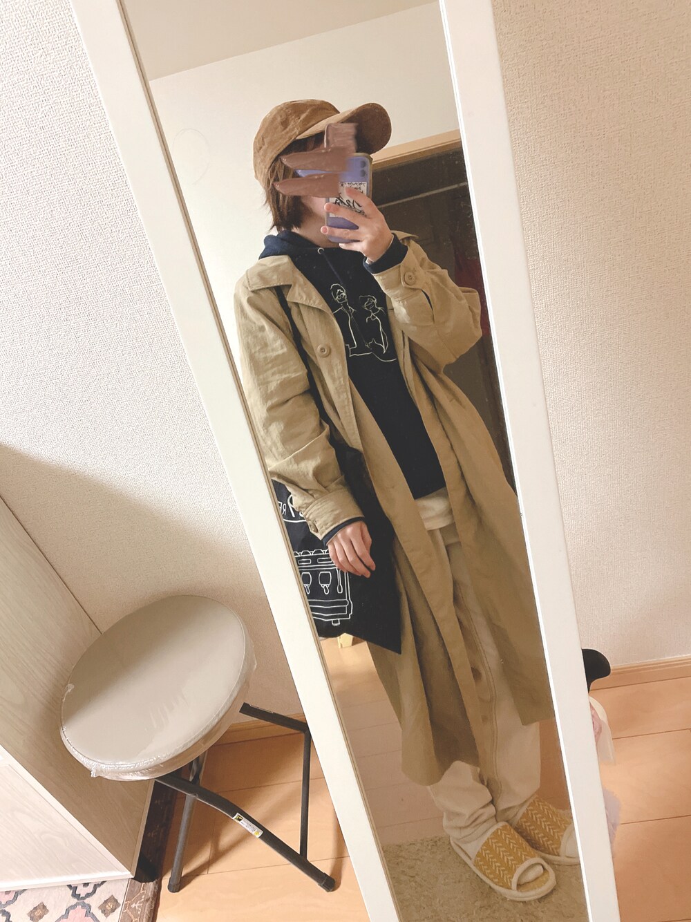 「秋冬コーデ、パンツスタイル、低身長コーデ、ホワイトパンツ、オーバーサイズ、ステンカラーコート、パーカーコーデ、レイヤード、トートバッグ、コーデュロイキャップ、メンズライク、LIVEコーデ、プチプラ」｜「newhattanのNewhattanコーデュロイCAP（キャップ、ベージュ系）」を使った、ユズルさん（レディース・150cm）の秋コーディネートの1枚目の写真