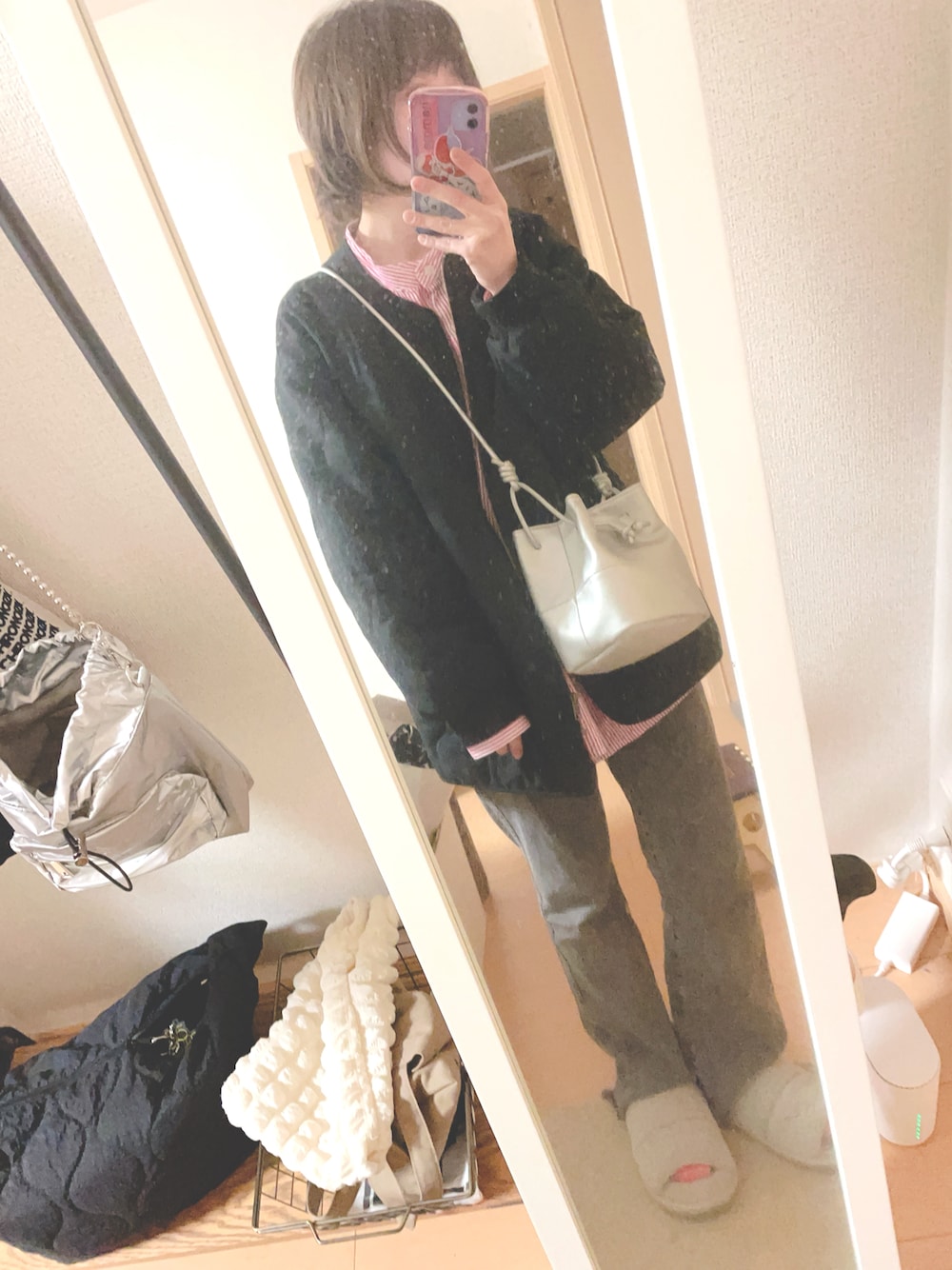 「春服コーデ、ストライプシャツ、ピンクコーデ、ピンクシャツ、ダメージデニム、飲み会コーデ、シルバーバッグ、キルティングジャケット、仕事帰り」｜「HONEYSUCKLE ROSEの【HONEYSUCKLE ROSE】マルチウェイキルトジャケット（ダウンジャケット/コート、ブラック系）」を使った、ユズルさん（レディース・151cm）の春コーディネートの1枚目の写真