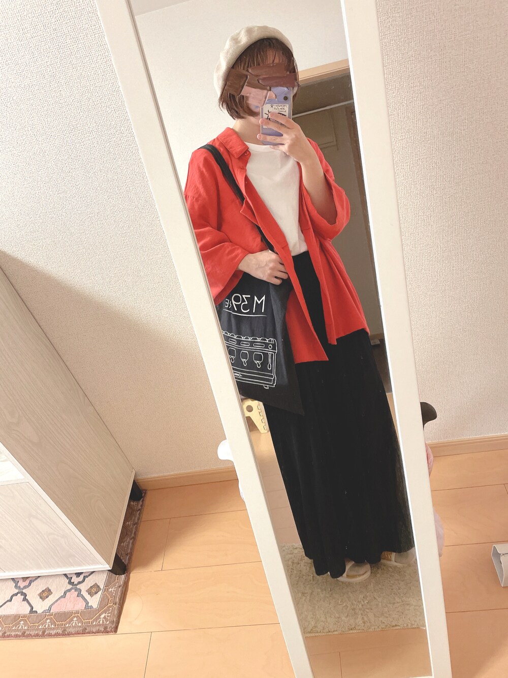 「休日コーデ、パンツスタイル、低身長女子、オーバーシャツ、レッド×ブラック、トートバッグ、オーバーサイズ、ベレー帽×メガネ、夏だ！Tシャツ着よう！、LIVEコーデ、メンズライク、ビッグシルエット」｜「GUのアイテム（ハンチング/ベレー帽、ベージュ系）」を使った、ユズルさん（レディース・150cm）の夏コーディネートの1枚目の写真