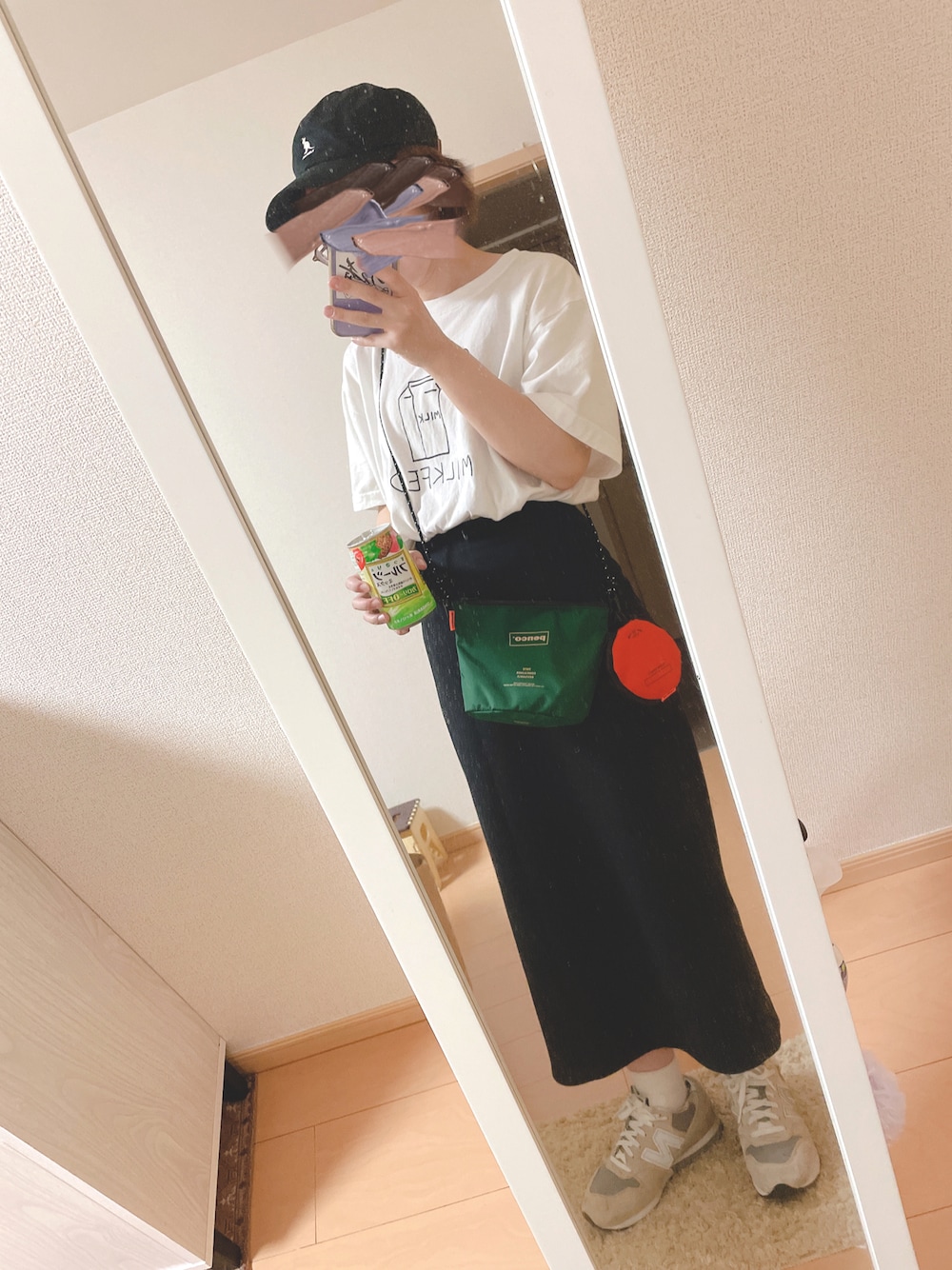「夏、LIVEコーデ、きれいめカジュアル、モノトーン、ナロースカート、ミニバッグ、バックプリント、アートTシャツ、キャップ×メガネ、低身長女子、加賀美健」｜「MILKFED.のMILKFED.ｘKenkagami SS TEE MILK（Tシャツ/カットソー、ホワイト系）」を使った、ユズルさん（レディース・150cm）の夏コーディネートの1枚目の写真