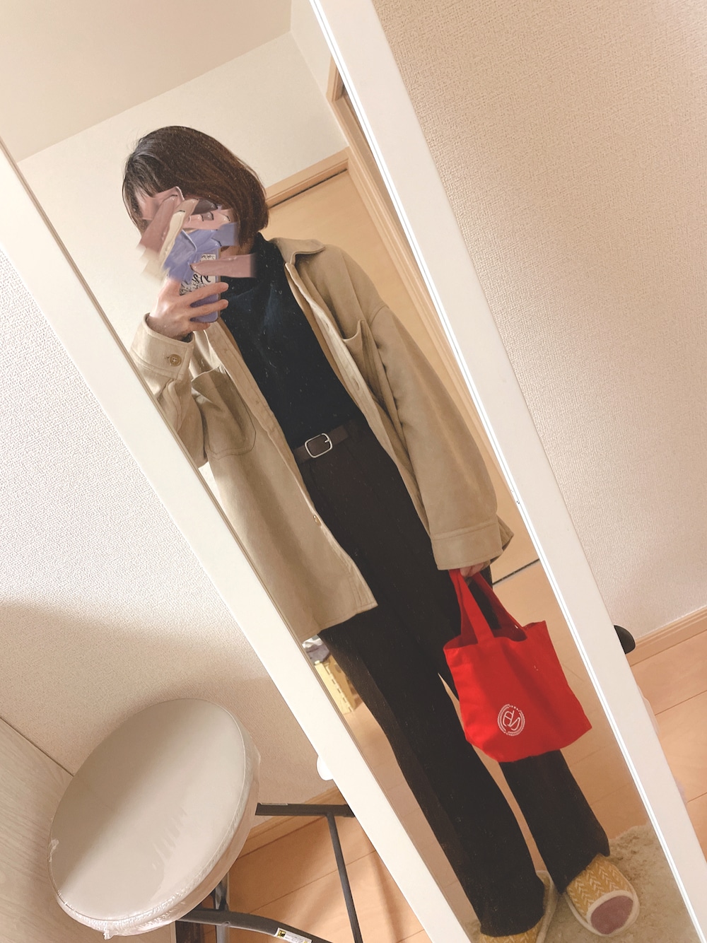 「秋冬コーデ、フレアパンツ、センターシーム、ミニトート、リブトップス、キッズサイズ、オーバーサイズ、CPOジャケット、ウエストイン、低身長コーデ、通勤コーデ、プチプラコーデ、ハイネックトップス、ブラウンパンツ、メンズライク」｜「UNIQLOのアイテム（トップス、ブラック系）」を使った、ユズルさん（レディース・151cm）の秋コーディネートの1枚目の写真