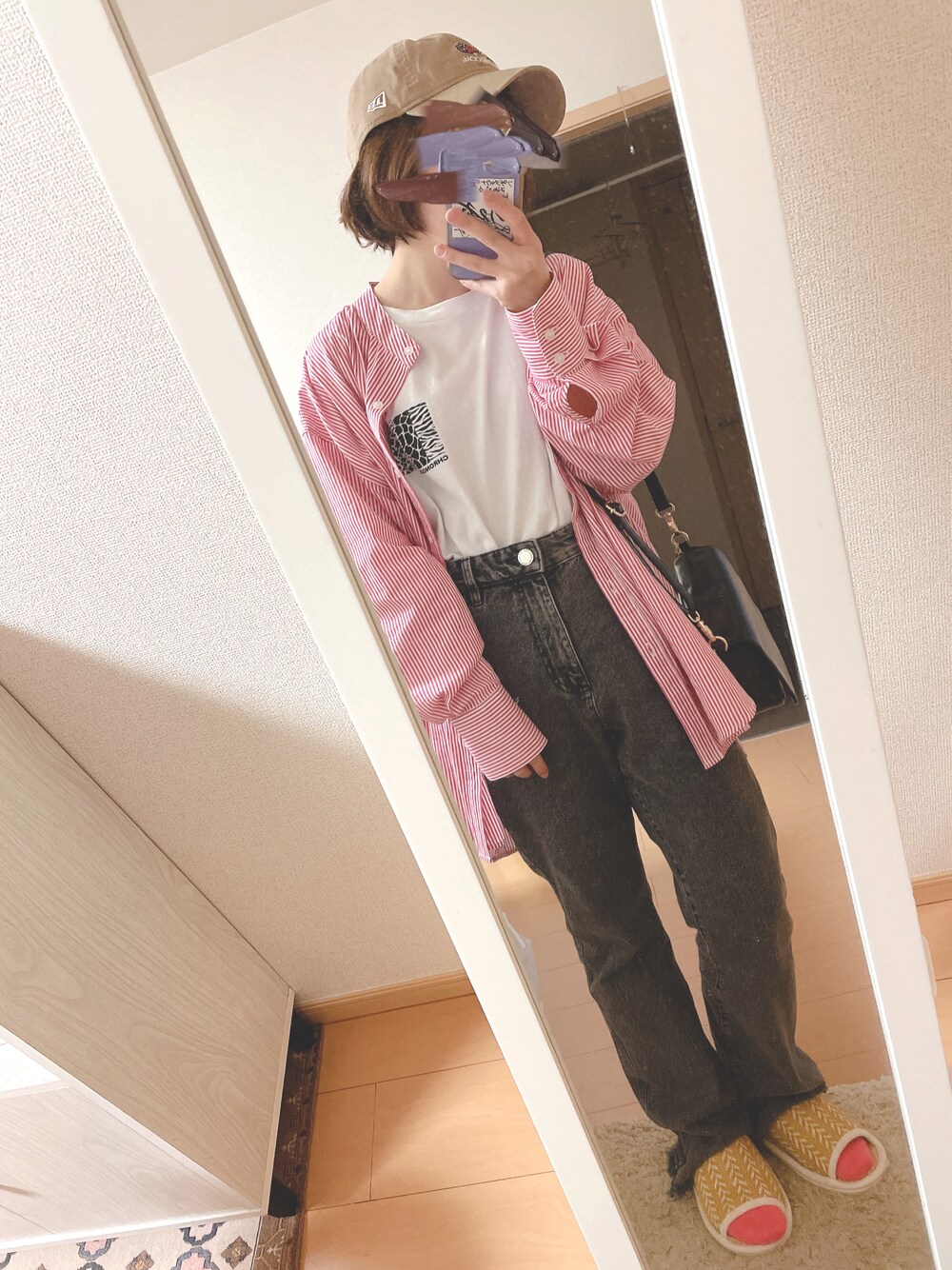 「秋ルック紹介するよ、ピンクシャツ、ストライプシャツ、オーバーサイズ、ボリュームスリーブ、フレアデニム、キャップ×メガネ、低身長女子、バックプリント、ミニバッグ、休日コーデ、大人カジュアル、レオパード、バンドカラーシャツ」｜「FRUIT OF THE LOOMのFTL NEW ERA 920（キャップ、ベージュ系）」を使った、ユズルさん（レディース・150cm）の秋コーディネートの1枚目の写真