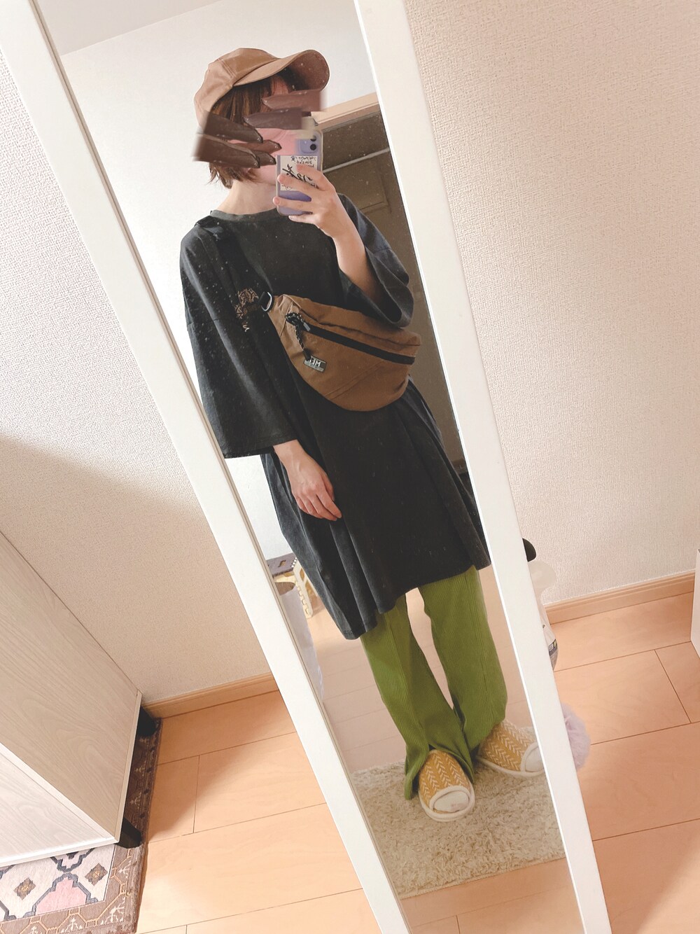 「低身長コーデ、リブパンツ、グリーンパンツ、センタースリット、ボディバッグ、アースカラー、オーバーサイズ、Tシャツワンピ、アメカジ、ロゴT、カラーパンツ、夏だ！Tシャツ着よう！、キャップ、メガネ女子、ビッグシルエット」｜「AMERICAN HOLICの綿キャップ（キャップ、イエロー系）」を使った、ユズルさん（レディース・150cm）の夏コーディネートの1枚目の写真