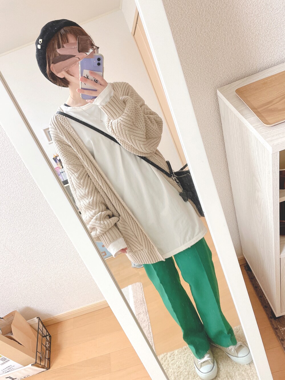 「休日スタイル、春色、グリーンパンツ、ゆるカーディガン、春服みてみて、コンバース、ベレー帽×メガネ、オーバーサイズ、低身長コーデ、ボリューム袖、グリーン、オトナカジュアル、ミニバッグ、ストレートパンツ、カラーパンツ」｜「Dot＆Stripes CHILD WOMANのかざり釦ベレー帽（ハンチング/ベレー帽、ブラック系）」を使った、ユズルさん（レディース・150cm）の春コーディネートの1枚目の写真