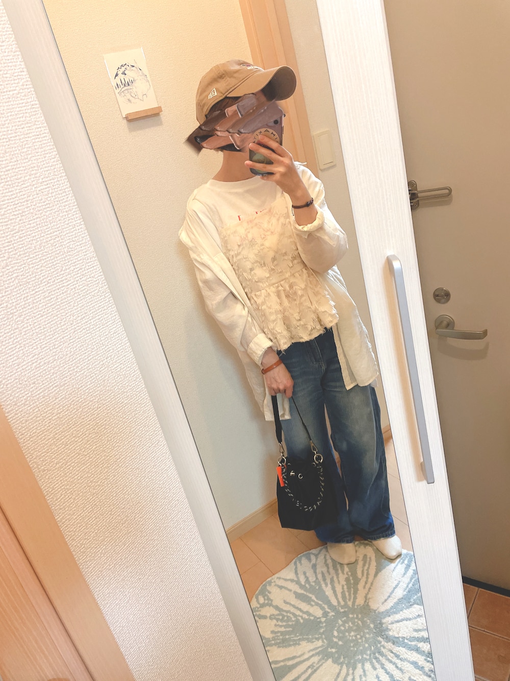 「白Tシャツ、キャップ×メガネ、ワイドデニム、シアーシャツ、巾着バッグ、ビスチェ、休日コーデ」｜「FRUIT OF THE LOOMのFTL NEW ERA 920（キャップ、ベージュ系）」を使った、ユズルさん（骨格ストレート・レディース・151cm）の夏コーディネートの1枚目の写真
