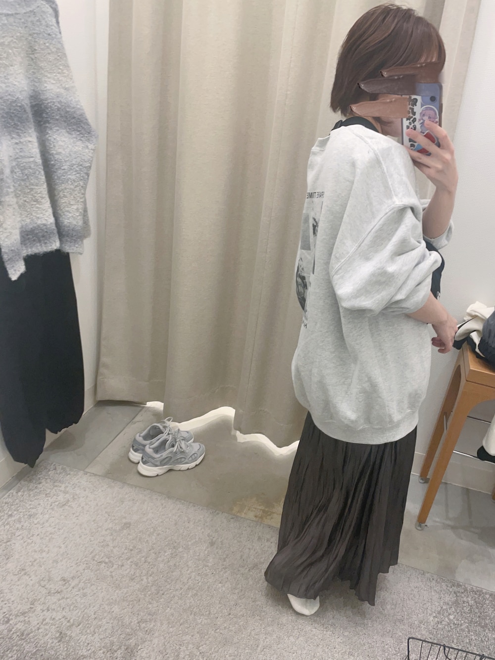 「ビッグスウェット、バックプリント、裏起毛、休日スタイル、秋コーデ、LIVEコーデ、サロン帰り、低身長女子、試着室にて、ワッシャースカート、ロングスカート、フォトプリント、モノトーンコーデ」｜「mysticの【新色追加】PHOTO スウェット（スウェット、グレー系）」を使った、ユズルさん（レディース・151cm）の秋コーディネートの1枚目の写真
