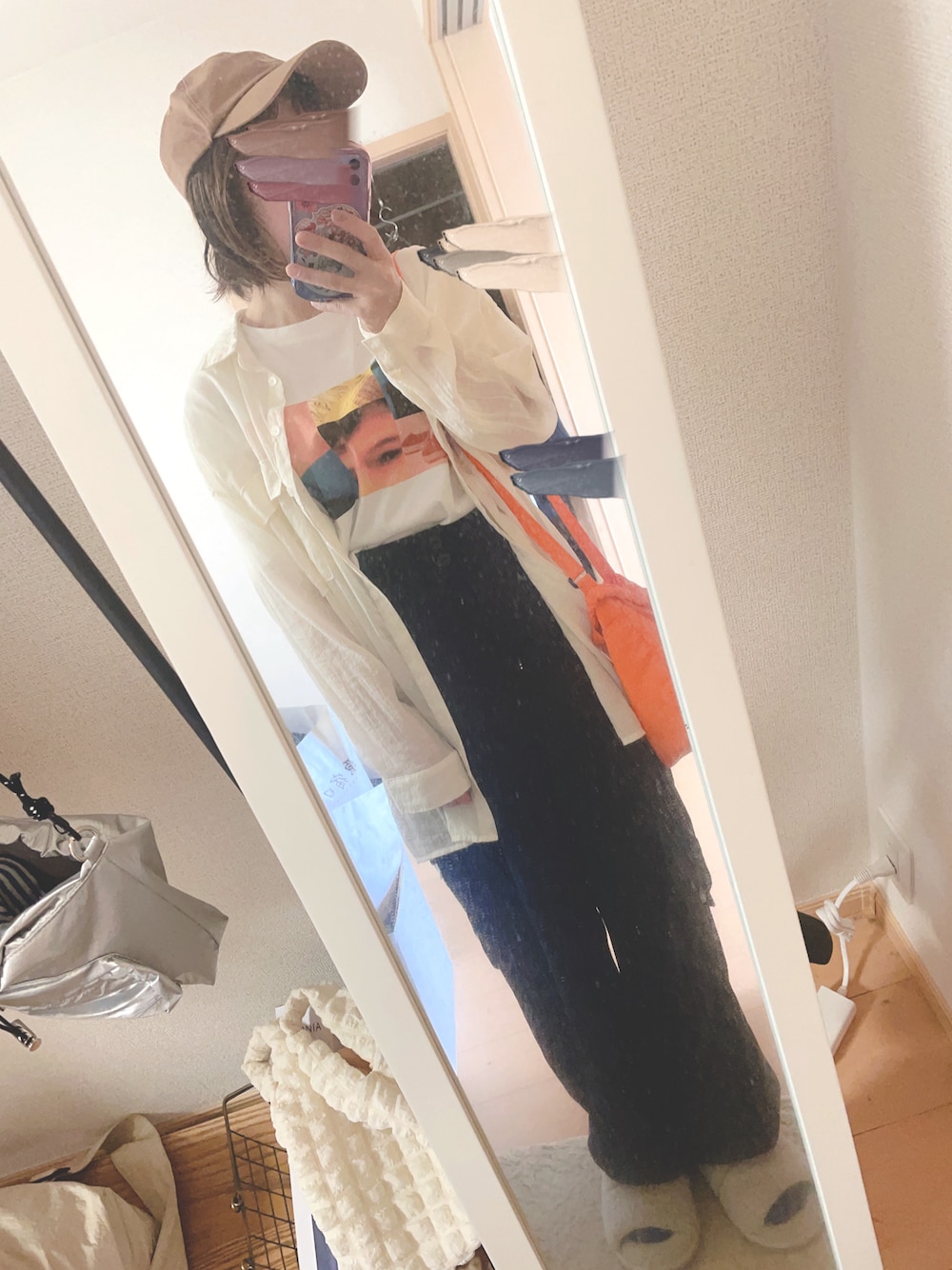 「初夏コーデ、シアーシャツ、グラフィックＴ、オレンジバッグ、巾着バッグ、カーゴパンツ、キャップ×メガネ、メンズライク、休日コーデ、大人カジュアル、低身長女子」｜「AMERICAN HOLICの綿キャップ（キャップ、イエロー系）」を使った、ユズルさん（レディース・151cm）の春コーディネートの1枚目の写真