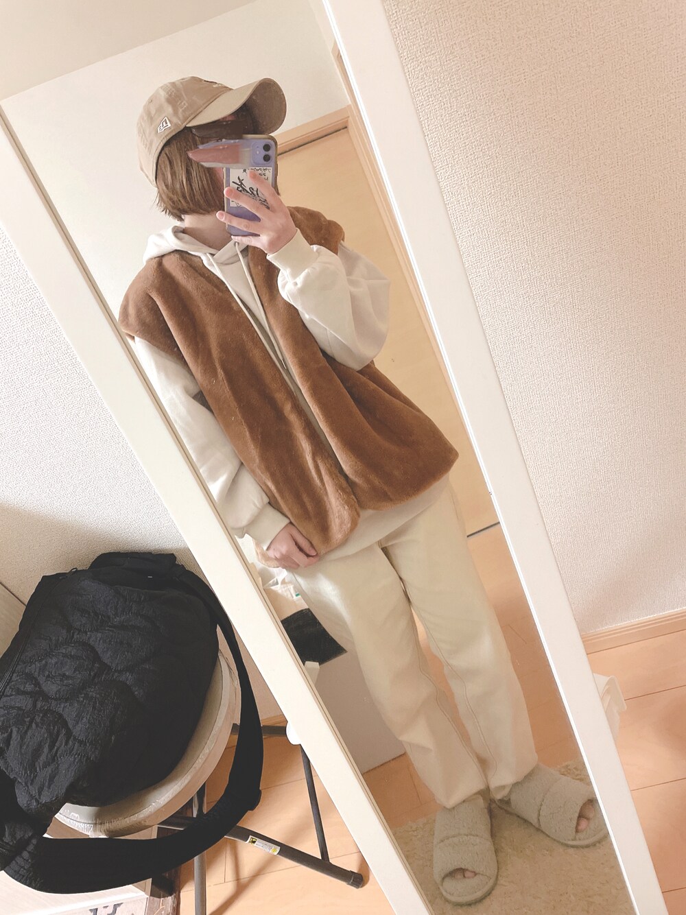 「休日コーデ、ファーベスト、モフモフ、キャップ女子、キャップ×メガネ、ゆるコーデ、カフェオレコーデ、メンズライク、ホワイト×ブラウン、フルーツオブザルーム、白パーカー、ホワイトパンツ、低身長女子、キャップ、ベスト」｜「FRUIT OF THE LOOMのFTL NEW ERA 920（キャップ、ベージュ系）」を使った、ユズルさん（レディース・151cm）の冬コーディネートの1枚目の写真