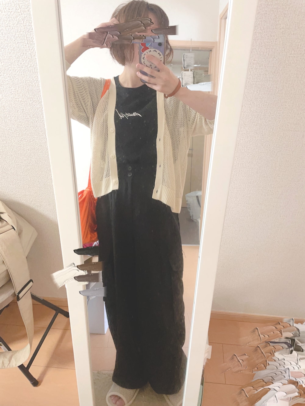 「楽チンコーデ、夏ファッション、メッシュカーディガン、カーゴパンツ、ミリタリーパンツ、バックプリント、オレンジバッグ、ロゴT、低身長女子、大人カジュアル、スポーツサンダル、巾着バッグ、ビビッドカラー、ハイウエスト、ウエストイン」｜「MILKFED.のSS TEE RUGGED CHERRY（Tシャツ/カットソー、ブラック系）」を使った、ユズルさん（レディース・151cm）の夏コーディネートの1枚目の写真