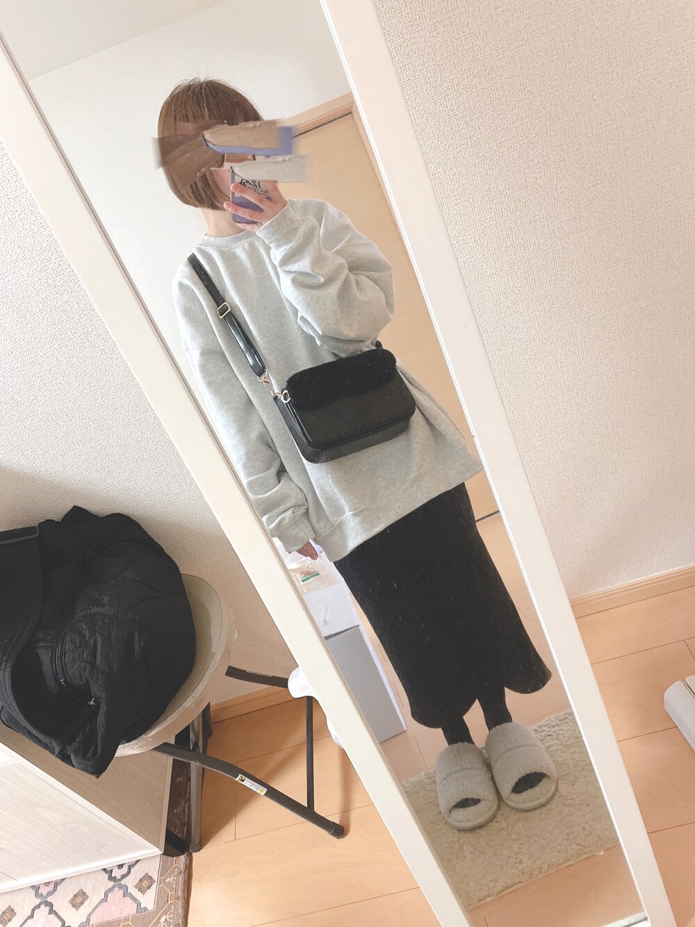 「休日コーデ、サロン帰り、オーバーサイズ、ビッグスウェット、バックプリント、モノトーンコーデ、グレースウェット、シンフルコーデ、ナロースカート、フォトプリント」｜「mysticの【新色追加】PHOTO スウェット（スウェット、グレー系）」を使った、ユズルさん（レディース・151cm）の冬コーディネートの1枚目の写真