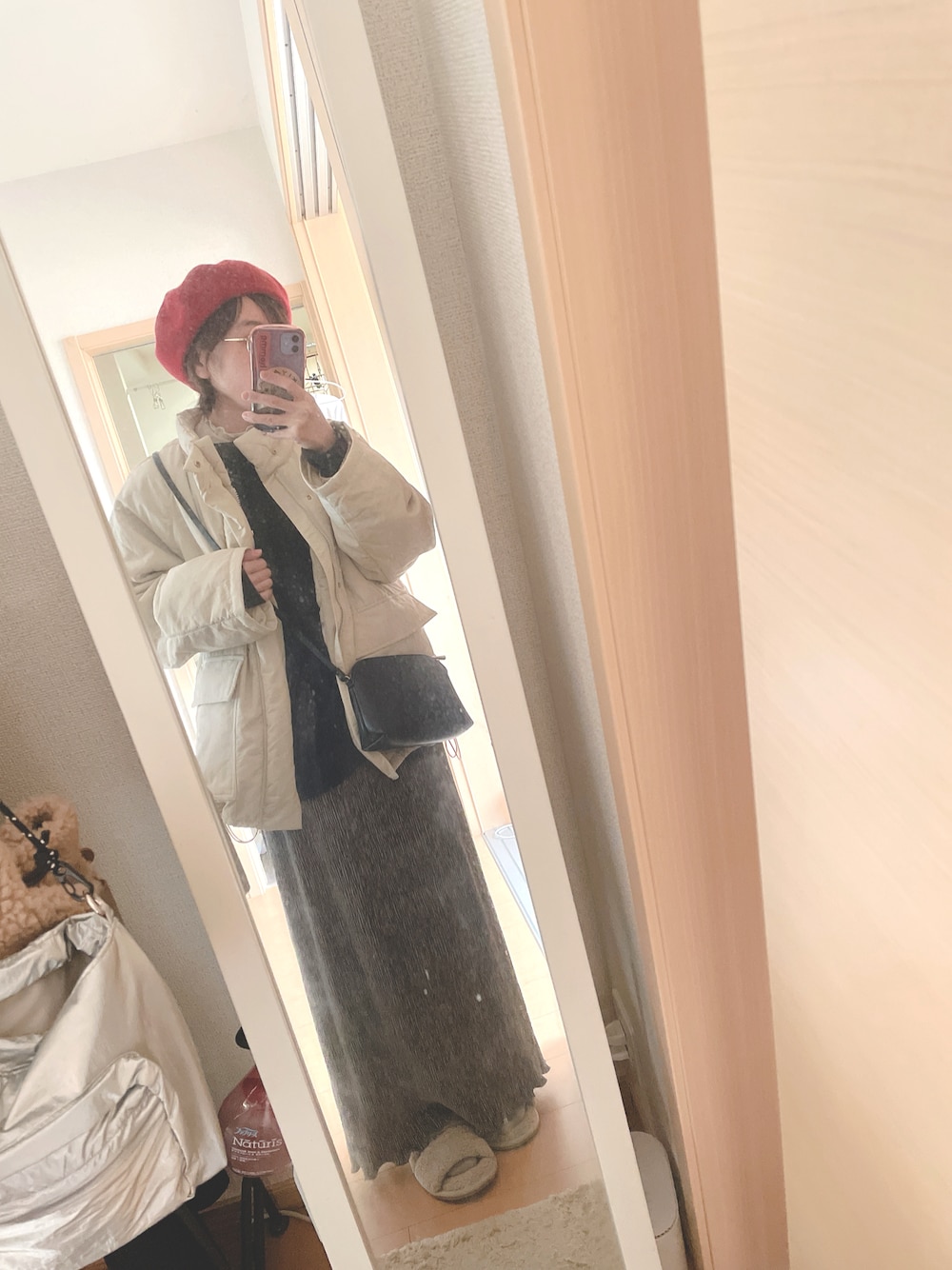 「冬アウター、ベレー帽×メガネ、ベロアスカート、中綿ジャケット、ビッグスウェット、シアートップス、ショートブーツ、雪の日、休日コーデ、ランチコーデ、大人コーデ、差し色(赤)」｜「ZoffのUV100%カット Zoff UV クリア サングラス 柴田紗希 プロデュースモデル（サングラス、ベージュ系）」を使った、ユズルさん（レディース・151cm）の冬コーディネートの1枚目の写真