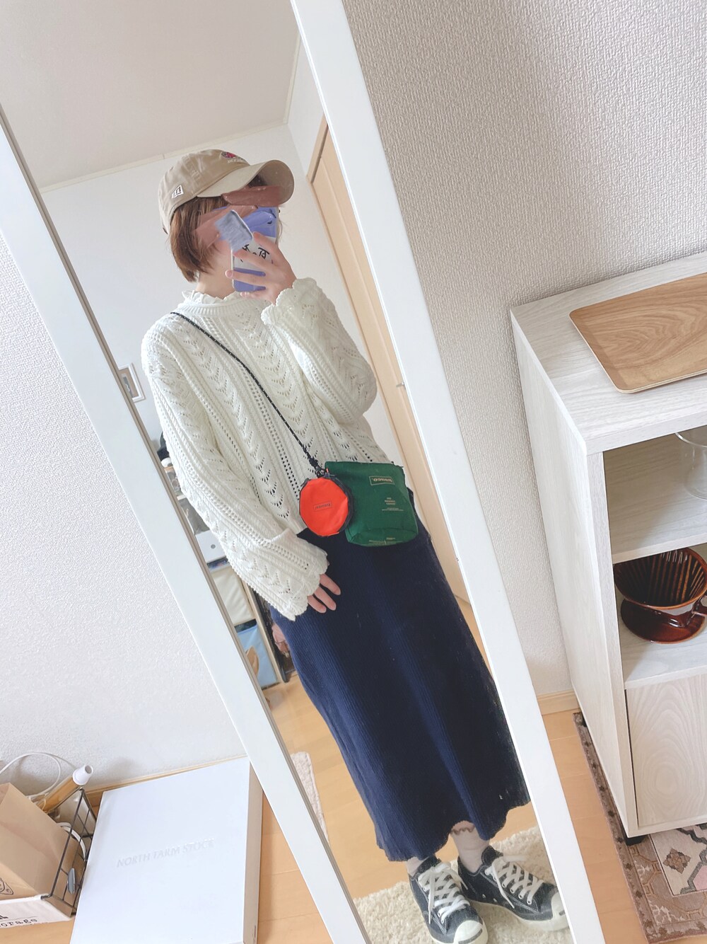 「休日スタイル、オトナカジュアル、春服、透かし編みニット、リブスカート、低身長、ポーチ、差し色、フリルトップス、キャップ×メガネ」｜「FRUIT OF THE LOOMのFTL NEW ERA 920（キャップ、ベージュ系）」を使った、ユズルさん（レディース・150cm）の春コーディネートの1枚目の写真