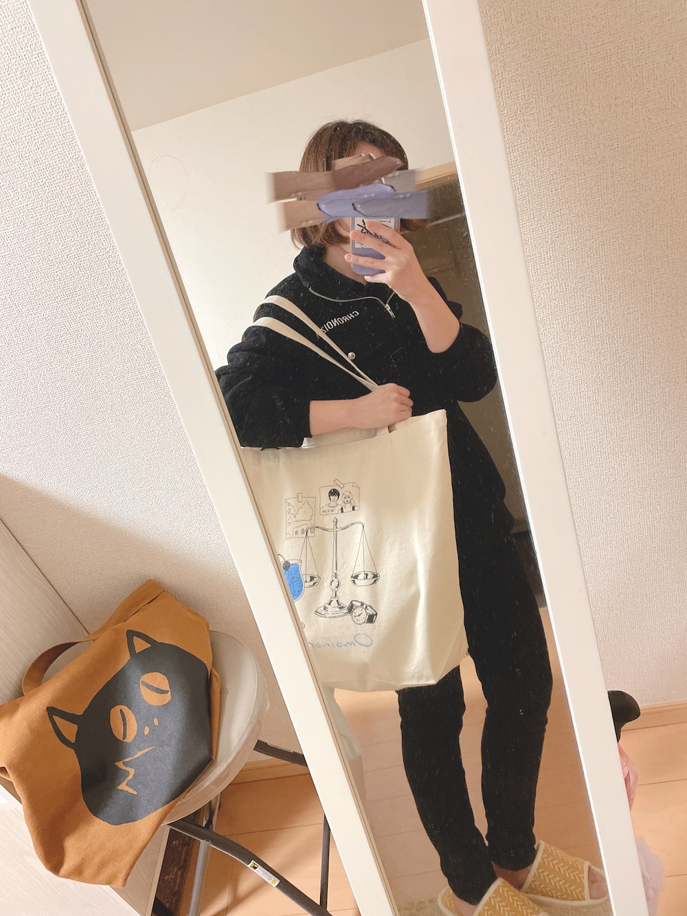 「通勤コーデ、秋冬コーデ、レギンスパンツ、トートバッグ、ビッグトート、差し色(紫)、グッズ、刺繍、バックデザイン、ハーフジップ、メンズライク、裏起毛」｜「CHRONOIZMのアイテム（スウェット、ブラック系）」を使った、ユズルさん（レディース・150cm）の秋コーディネートの1枚目の写真