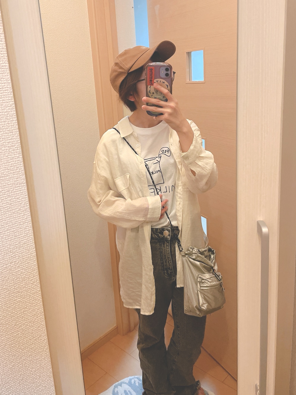 「シアーシャツ、フレアデニム、キャップ×メガネ、休日コーデ、低身長女子、ラフコーデ、シルバーバッグ、オトナカジュアル、ミニショルダー、ブラックデニム、メンズライク」｜「MILKFED.のMILKFED.ｘKenkagami SS TEE MILK（Tシャツ/カットソー、ホワイト系）」を使った、ユズルさん（骨格ストレート・レディース・151cm）の春コーディネートの1枚目の写真