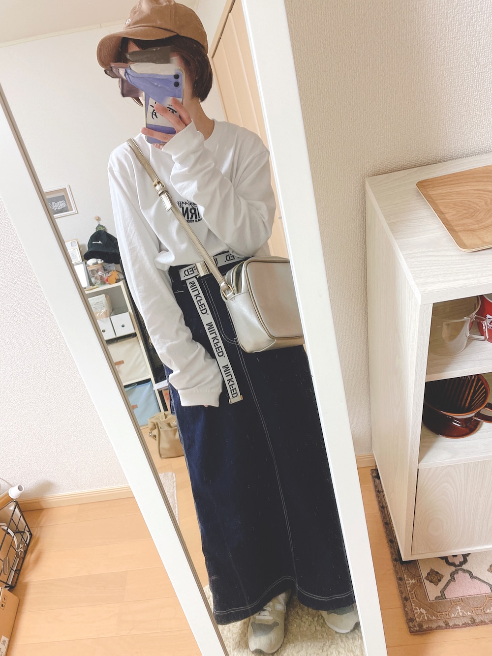 「はじめましてコーデ、休日コーデ、春、低身長女子、ロングスカート、ステッチ、カジュアルスタイル、ガチャベルト、シルバーバッグ、キャップ×メガネ、ガチメガネ、バックプリント、刺繍、透かし編みカーディガン」｜「AMERICAN HOLICの綿キャップ（キャップ、イエロー系）」を使った、ユズルさん（レディース・150cm）の春コーディネートの1枚目の写真