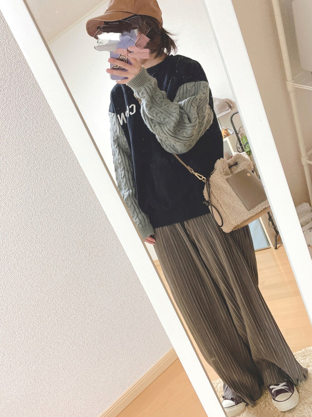 「スウェット、刺繍、ケーブルニット、秋色、休日スタイル、もこもこ、巾着バッグ、プリーツパンツ、キャップ×メガネ、だから秋服が好き」｜「GLOBAL WORKの楽シャレプリーツイージーパンツ/924095（その他パンツ、ブラウン系）」を使った、ユズルさん（レディース・150cm）の秋コーディネートの1枚目の写真