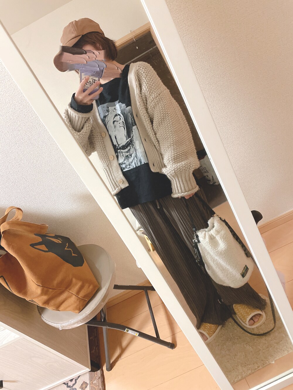 「秋のコーデ、ゆるコーデ、ざっくりニット、プリーツパンツ、ロンT、ボアバッグ、LIVEコーデ、キャップ女子、低身長コーデ、グラフィックＴ、ショートカーディガン、メンズライク、ボリューム袖」｜「AMERICAN HOLICの綿キャップ（キャップ、イエロー系）」を使った、ユズルさん（レディース・150cm）の秋コーディネートの1枚目の写真