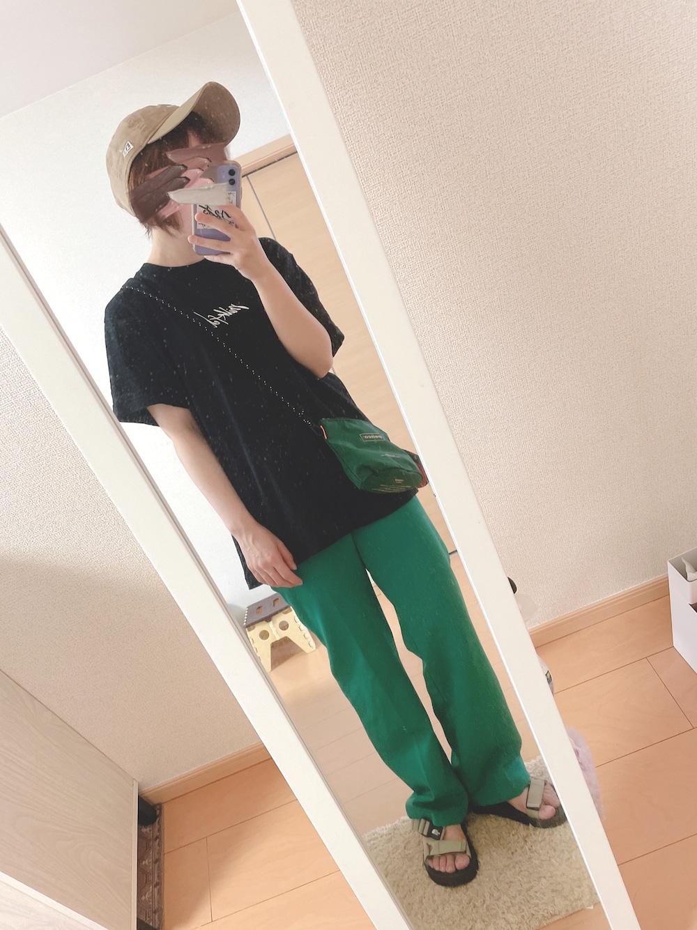 「カジュアル、サンダルコーデ、ロゴT、バックプリント、グリーンパンツ、スポーツサンダル、フルーツオブザルーム、メンズライク、キャップ×メガネ、夏コーデ、黒Tシャツ、グリーン×ブラック、ポーチ、MILKFED.、チェリー」｜「FRUIT OF THE LOOMのFTL NEW ERA 920（キャップ、ベージュ系）」を使った、ユズルさん（レディース・150cm）の夏コーディネートの1枚目の写真