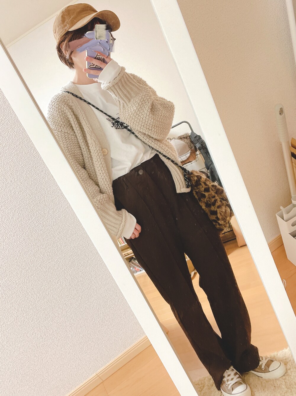 「レオパード、冬コーデ、ロンT、巾着バッグ、フレアパンツ、ざっくりニット、コーデュロイキャップ、バックプリント、低身長コーデ、キャップ×メガネ、センターシーム、カフェオレコーデ、オーバーサイズ、刺繍、休日スタイル」｜「newhattanのNewhattanコーデュロイCAP（キャップ、ベージュ系）」を使った、ユズルさん（レディース・150cm）の冬コーディネートの1枚目の写真