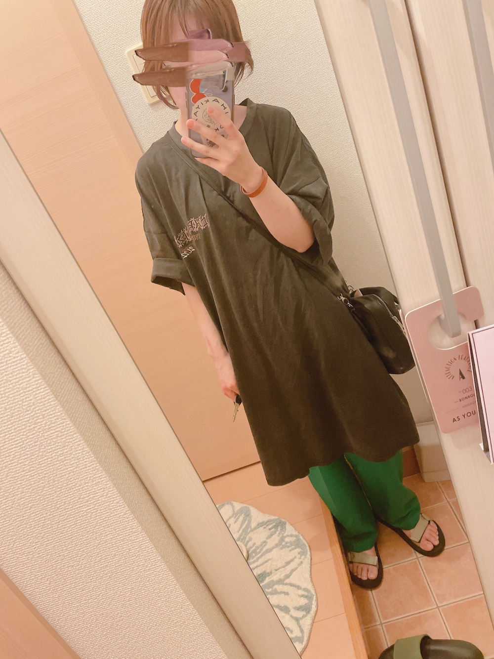 「夏コーデ、ラクチンコーデ、休日スタイル、低身長女子、オーバーサイズ、XXL、グリーンパンツ、バックプリント、焼肉、酔った、くすみカラー、袖まくり、ﾜﾝﾋﾟｰｽ風、スポーツサンダル、メンズライク」｜「CHRONOIZMのアイテム（Tシャツ/カットソー、グレー系）」を使った、ユズルさん（レディース・151cm）の夏コーディネートの1枚目の写真