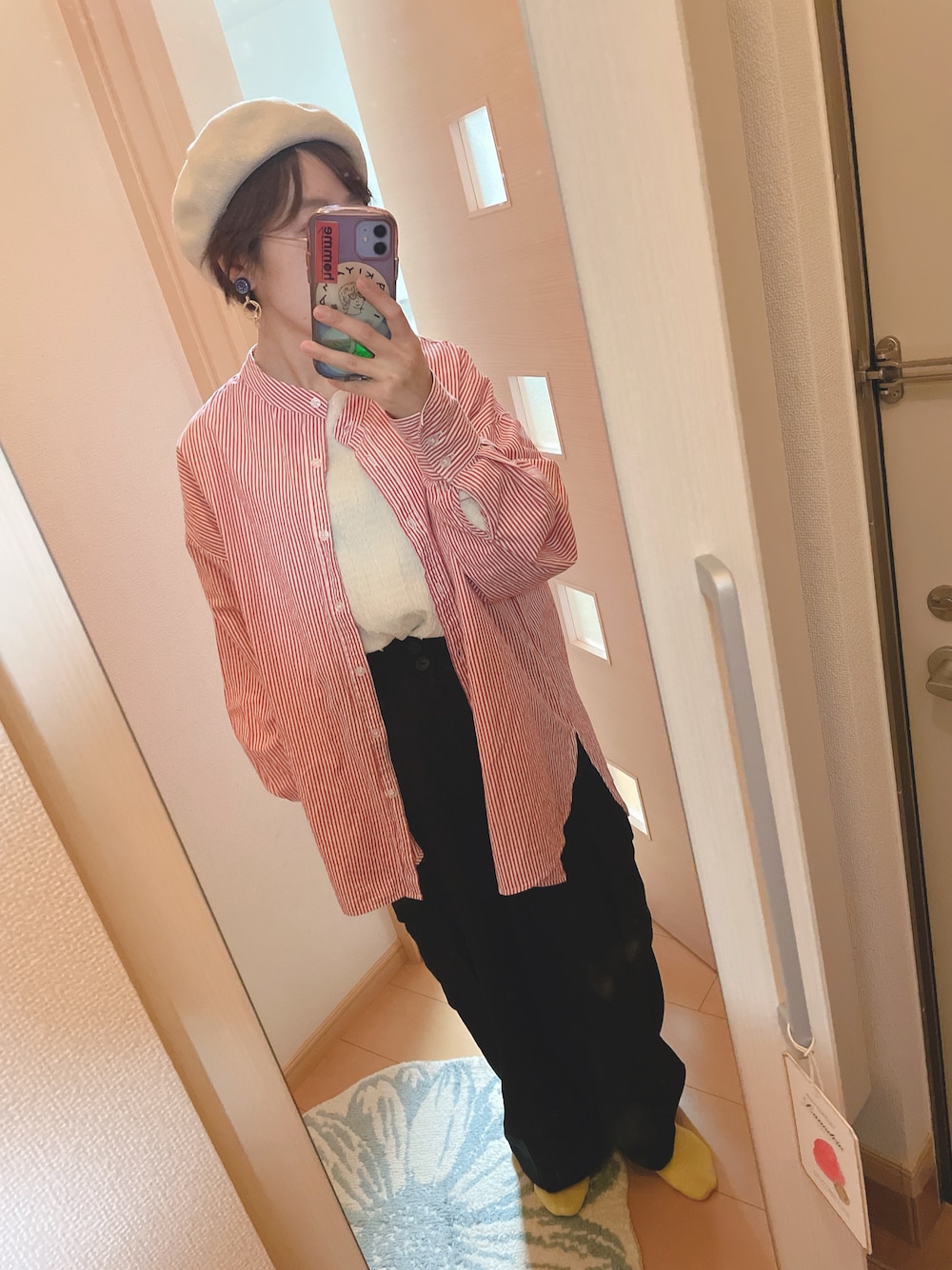 「大人カジュアル、ラクチンコーデ、低身長女子、ベレー帽×メガネ、カーゴパンツ、ストライプシャツ、ピンク×ブラック、春色コーデ、休日コーデ」｜「LOWRYS FARMのジャガードフリンジＬＳ　102891（Tシャツ/カットソー、ベージュ系）」を使った、ユズルさん（レディース・151cm）の春コーディネートの1枚目の写真