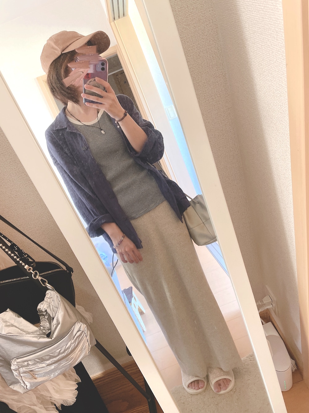 「オトナ女子、買い物コーデ、リブスカート、シンプルコーデ、アースカラー、低身長女子、キャップ×メガネ、シャツジャケット、シルバーバッグ、巾着バッグ」｜「AMERICAN HOLICの綿キャップ（キャップ、イエロー系）」を使った、ユズルさん（レディース・151cm）の秋コーディネートの1枚目の写真