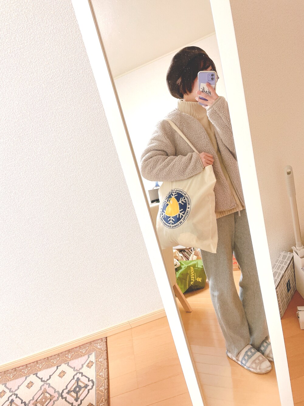 「休日スタイル、年末年始、トートバッグ、ボアカーディガン、リブパンツ、ハイネックニット、ゆるニット、ベレー帽×メガネ」｜「UNIQLOのアイテム（カーディガン/ボレロ、ベージュ系）」を使った、ユズルさん（レディース・150cm）の冬コーディネートの1枚目の写真