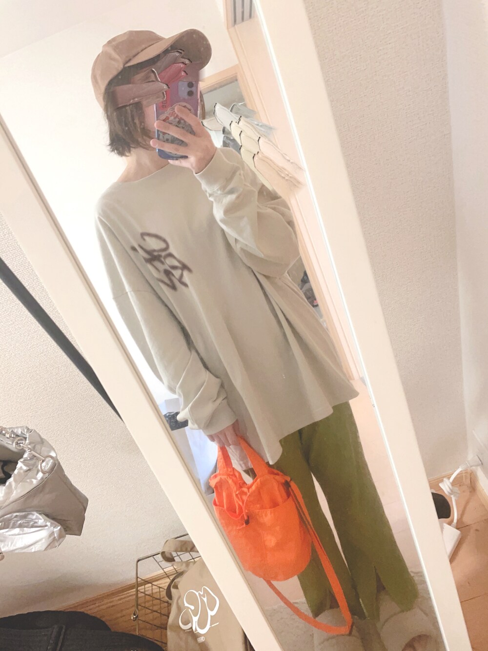 「春夏コーデ、楽チンコーデ、リブパンツ、ロンT、オーバーサイズ、バックプリント、差し色(オレンジ)、巾着バッグ、グリーンパンツ、メンズライク、キャップ×メガネ、アースカラー」｜「AMERICAN HOLICの綿キャップ（キャップ、イエロー系）」を使った、ユズルさん（レディース・151cm）の春コーディネートの1枚目の写真