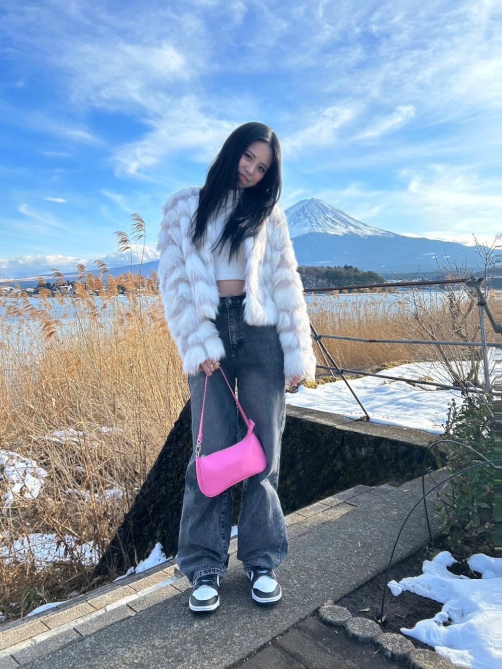 「shein、セシルマクビー、NIKE、ナイキ、スニーカー、スニーカーコーデ、ダンク、ダンクロー、パンダダンク、カジュアル、お出かけコーデ、ラクチンコーデ、お洒落さんとつながりたい、ゆるコーデ、デニムパンツ」｜「CECIL McBEEのアイテム（ジャケット/アウター、ホワイト系）」を使った、Manamiさん（レディース・157cm）の冬コーディネートの1枚目の写真