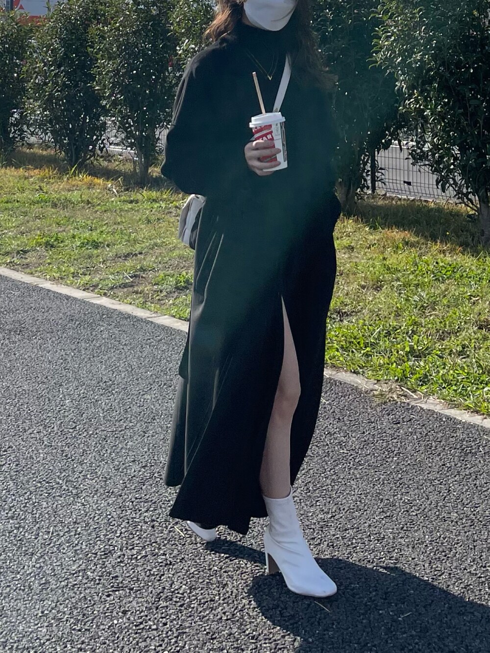 「コート、ブーツ、ワントーンコーデ、ショルダーバッグ、ZARA、シンプルコーデ、ザラ、モノトーンコーデ、GRL、カジュアルコーデ、オトナカジュアル、秋コーデ、ミリタリーフェス、スリット」｜「ZARAのアイテム（ダウンジャケット/コート、ブラック系）」を使った、Manamiさん（レディース・157cm）の秋コーディネートの1枚目の写真