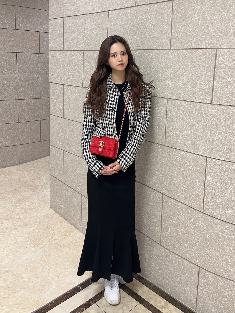 「おでかけコーデ、大人カジュアル、今日のコーデ、休日コーデ、スニーカー、冬服、いいね、save、フォローお願いします🤑、キレイめ、マーメイドスカート、千鳥柄、ROYAL PARTY、Lily Brown、ZARA、PUMA、chanel」｜「ROYAL PARTYのガムストレッチマーメイドスカート’23a（スカート、ブラック系）」を使った、Manamiさん（レディース・157cm）の冬コーディネートの1枚目の写真