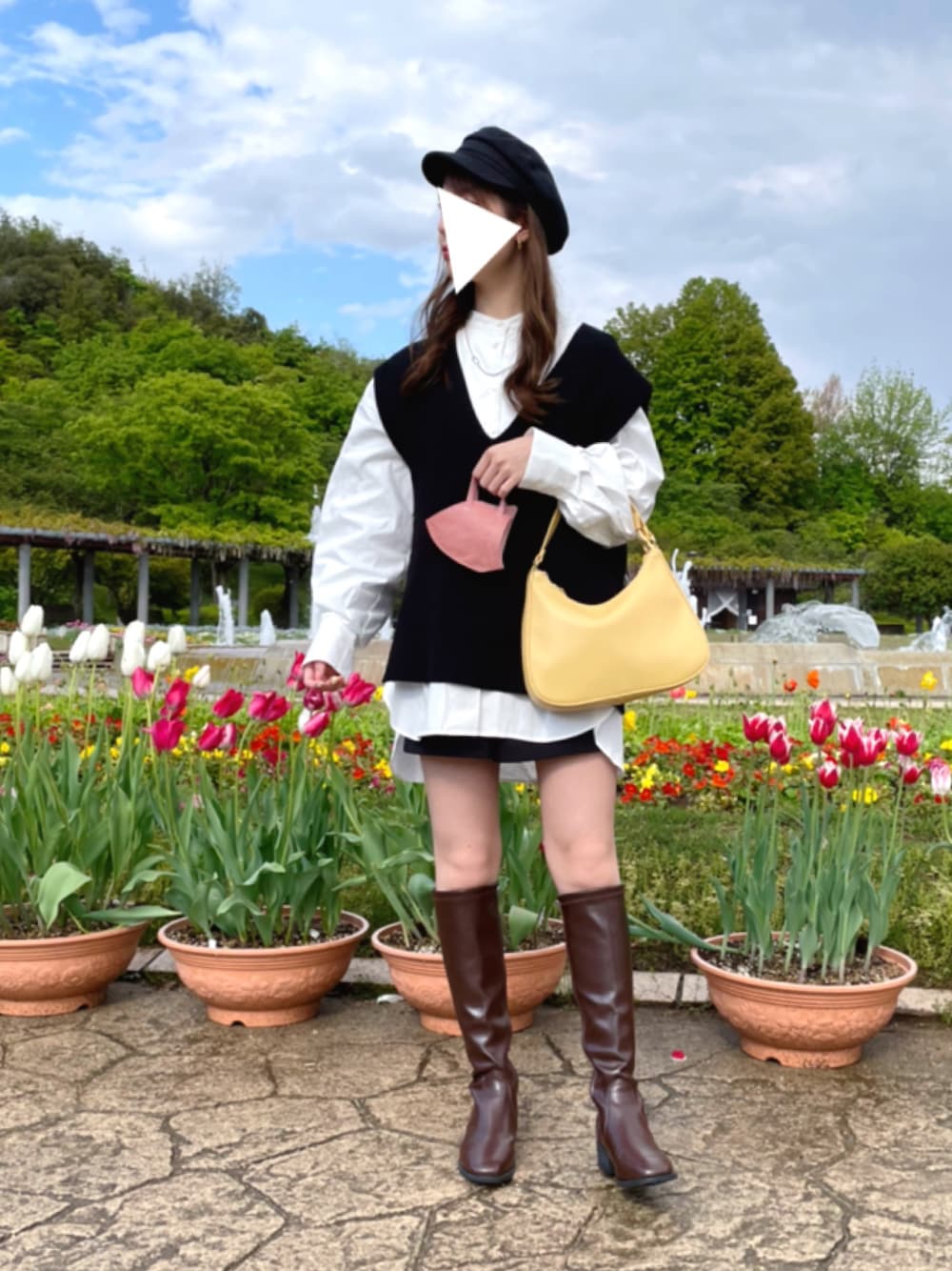 「ごきげんウィーク、春コーデ、お出かけコーデ、着回しコーデ、春服、低身長コーデ、ＧＷ、ブラウス、白シャツ、ロングブーツ、ブーツ、キャスケット、差し色、黄色、お花見」｜「recaの【ZOZOTOWN 限定】マリンキャスケット（キャスケット、ブラック系）」を使った、misat☺︎  さん（レディース・154cm）の春コーディネートの1枚目の写真