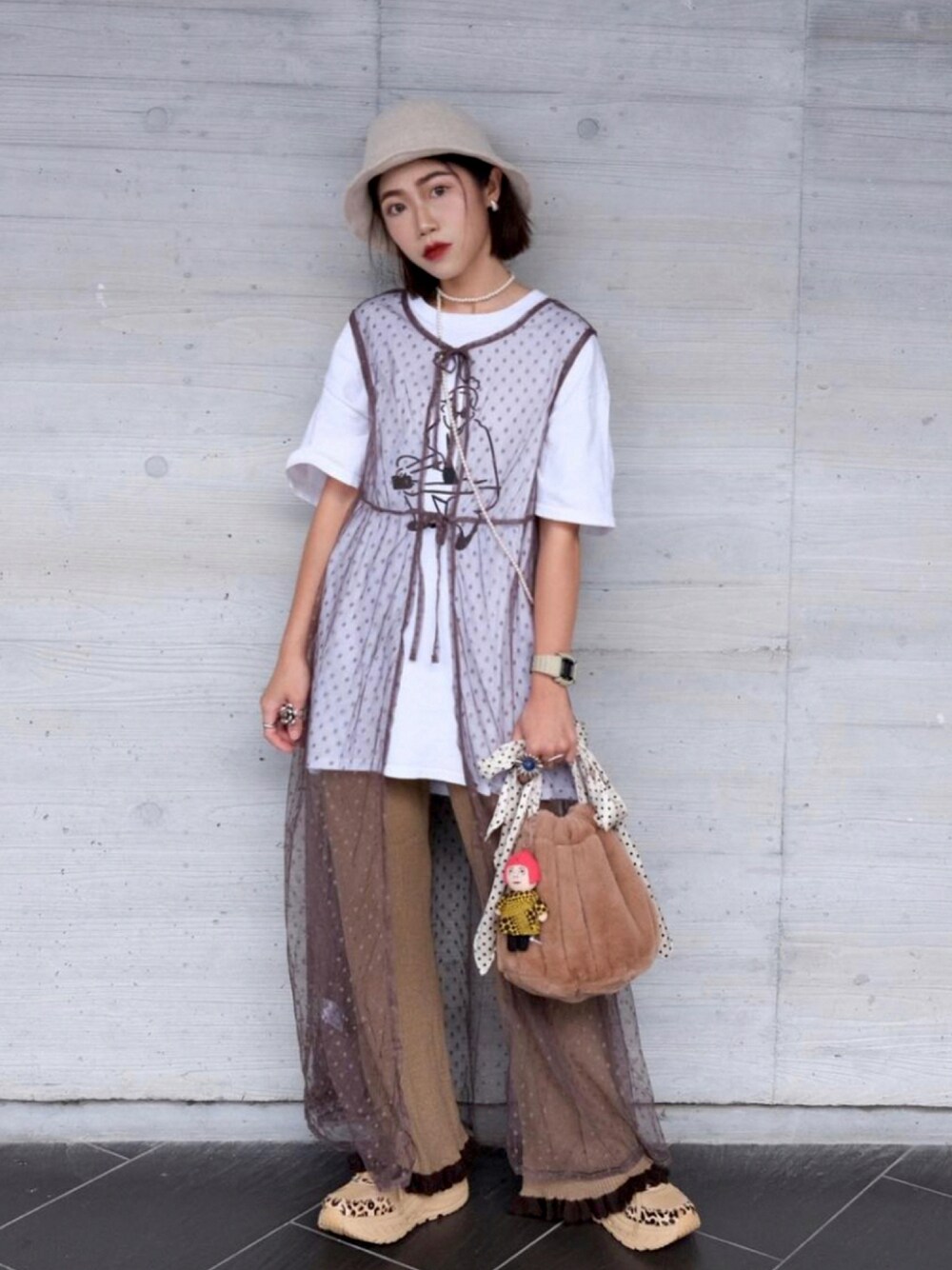 「ootd、WEAR、HOKAONEONE、merlot、wiwt」｜「MERLOTのアイテム（ジャンパースカート、ブラウン系）」を使った、yukaさん（レディース・153cm）の冬コーディネートの1枚目の写真