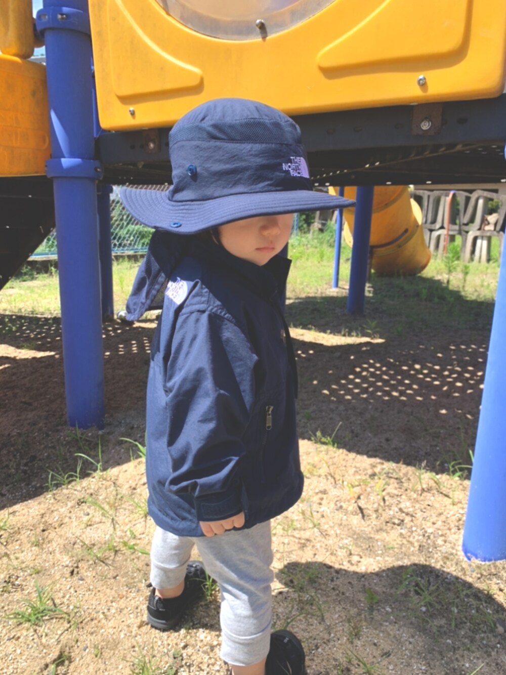 「男の子コーデ、キッズコーデ、むすこーで、ノースフェイス、私の推しブランド、ネイビー、夏コーデ、日焼け防止コーデ、日焼け防止、1歳5ヶ月、サンダル、公園スタイル」｜「THE NORTH FACEのNNJ82050/KIDS PRINT 2P SHOR（ナイロンジャケット、ブルー系）」を使った、あてぃらさん（キッズ・80cm）の冬コーディネートの1枚目の写真