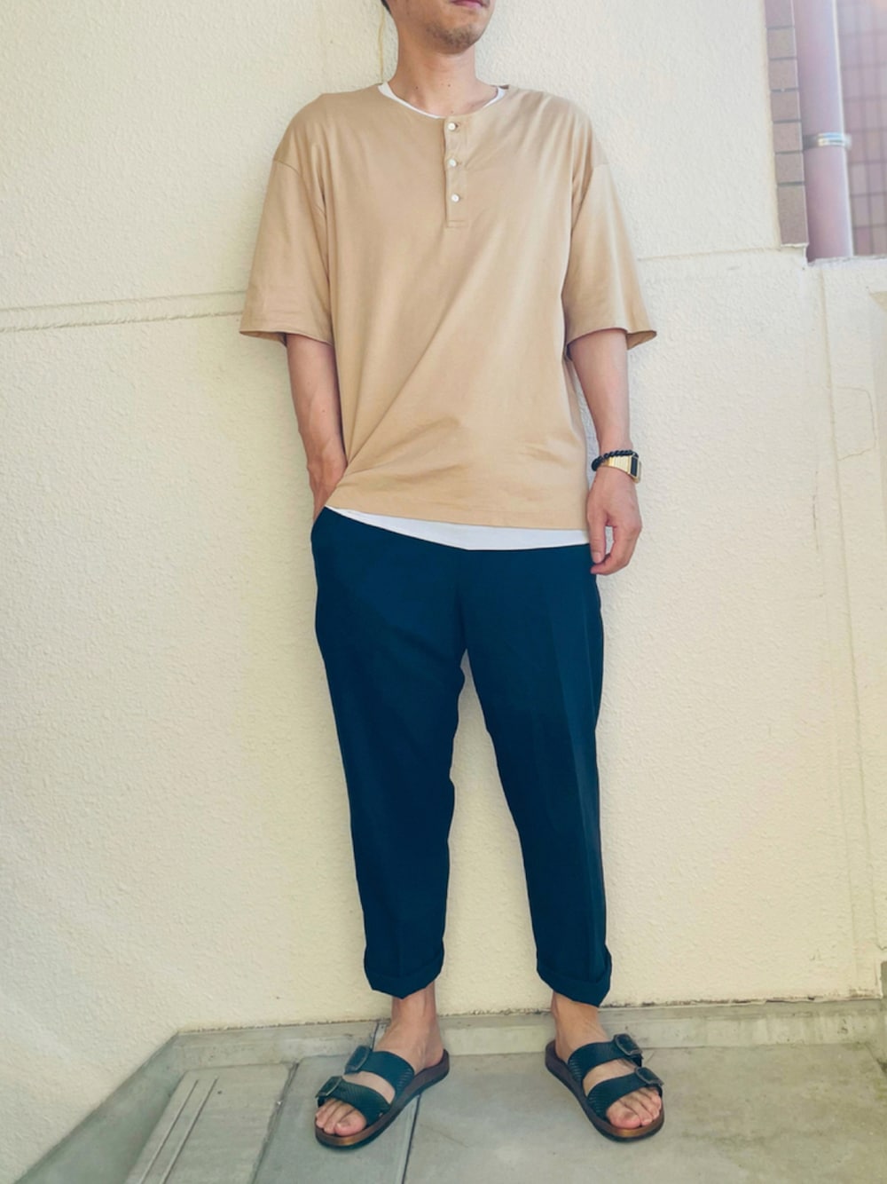 「ベージュ、ネイビー、UNIQLO、スラックス、大人カジュアル、サンダル、プチプラコーデ、着回しコーデ、夏コーデ」｜「SENSIのSENSI センシ ベルトメッシュサンダル（サンダル、ブラウン系）」を使った、gozou12345さん（メンズ・175cm）の夏コーディネートの1枚目の写真