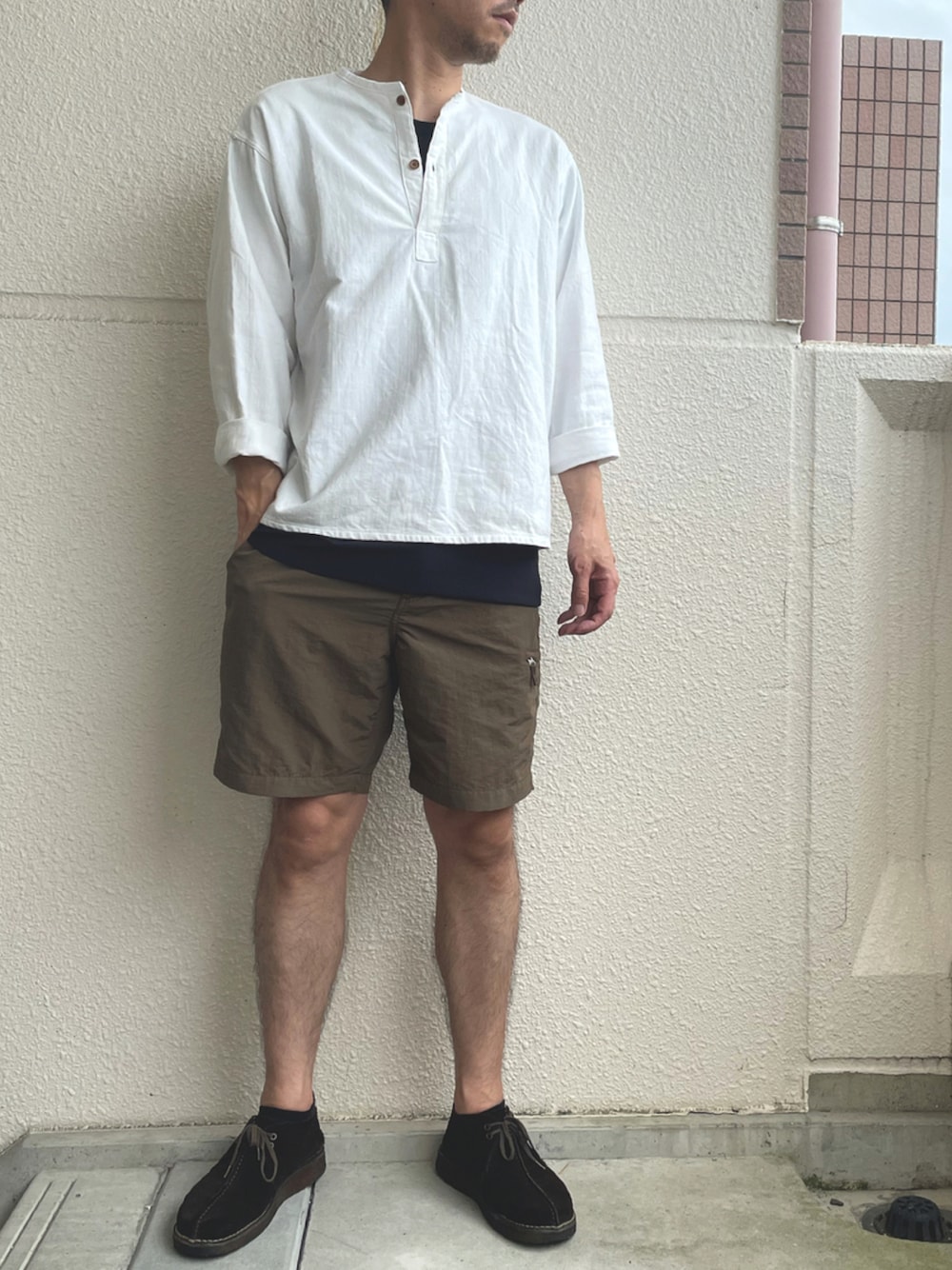 「ミリタリー、シンプル、ショートパンツ、夏コーデ、カジュアルコーデ」｜「Clarks Originalsのクラークスオリジナルズ/メンズ Desert Trek デザートトレック（モカシン/デッキシューズ、ブラウン系）」を使った、gozou12345さん（メンズ・175cm）の夏コーディネートの1枚目の写真
