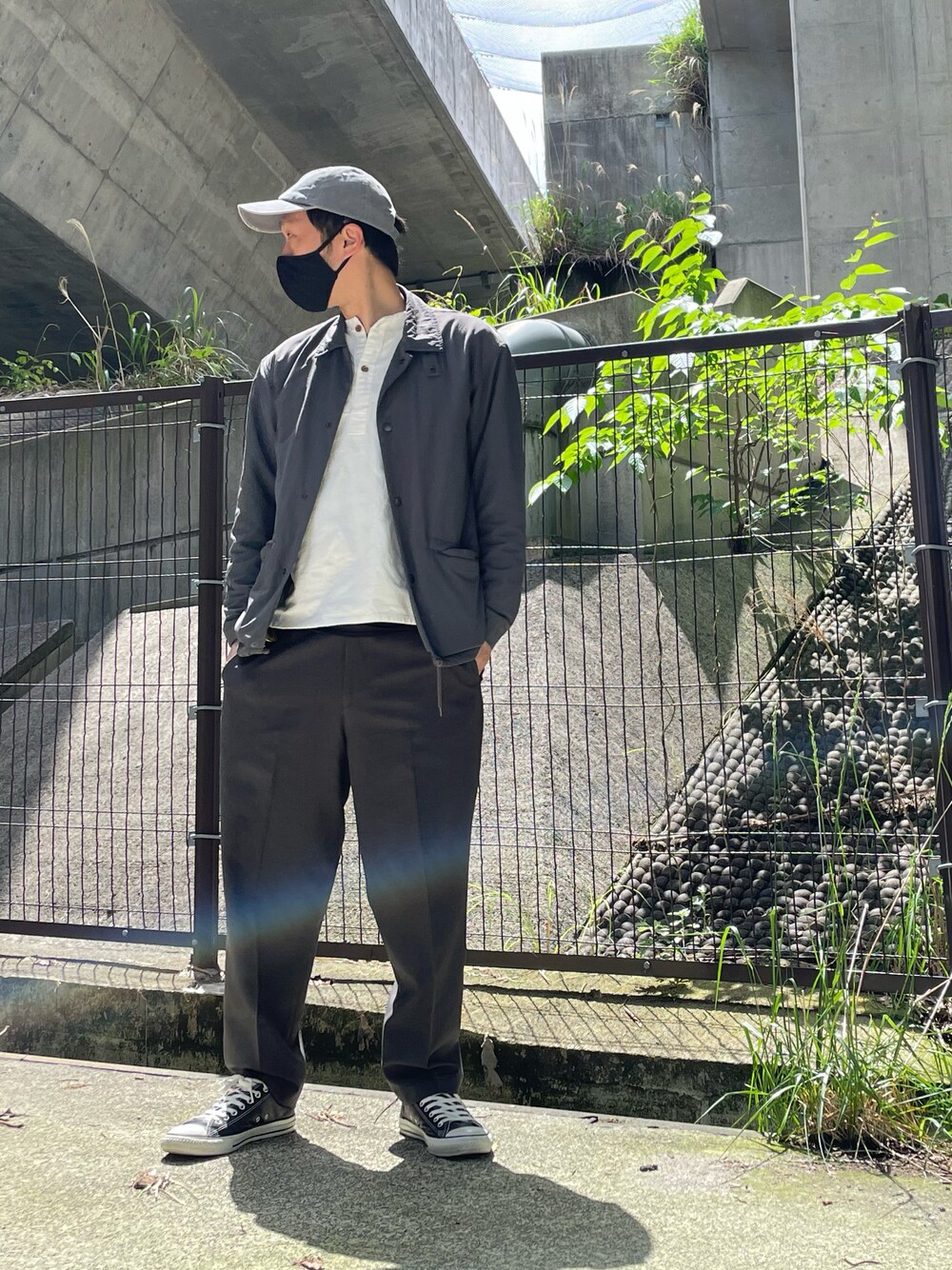 「休日スタイル、シンプルスタイル、スニーカーコーデ、オトナカジュアル、モノトーンコーデ、グレー」｜「CONVERSEのCONVERSE  コンバース LEATHER ALL STAR OX  レザーオールスターオックス  32143481  BLACK（スニーカー、ブラック系）」を使った、gozou12345さん（メンズ・175cm）の春コーディネートの1枚目の写真