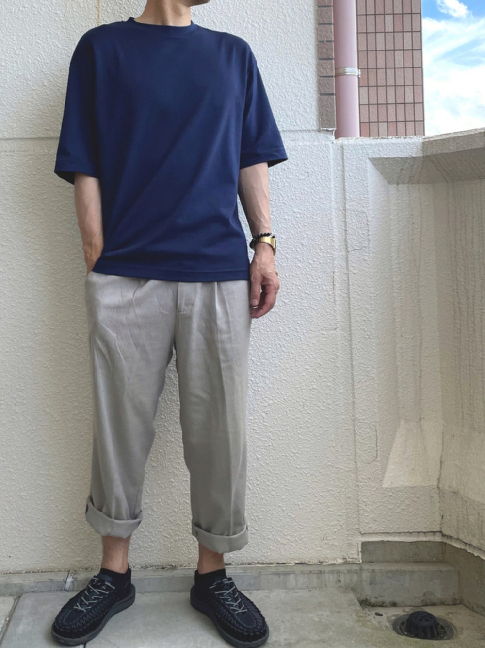 「UNIQLO、リネン、きれいめカジュアル、リラックススタイル、カジュアルコーデ、リネンパンツ、今日のコーデ、キーン、夏コーデ」｜「KEENのUNEEK / ユニーク（サンダル、ブラック系）」を使った、gozou12345さん（メンズ・175cm）の夏コーディネートの1枚目の写真