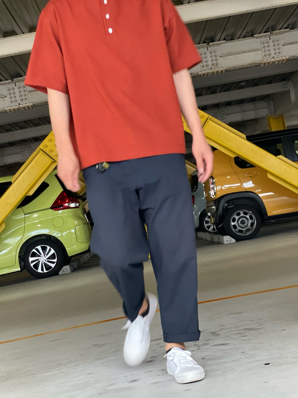 「大人カジュアル、夏コーデ、夏、オレンジ、ヘンリーネック、麻」｜「Spring CourtのSPRING COURT / G2 Canvas (LOW CUT)_kmi（スニーカー、ホワイト系）」を使った、gozou12345さん（メンズ・175cm）の夏コーディネートの1枚目の写真