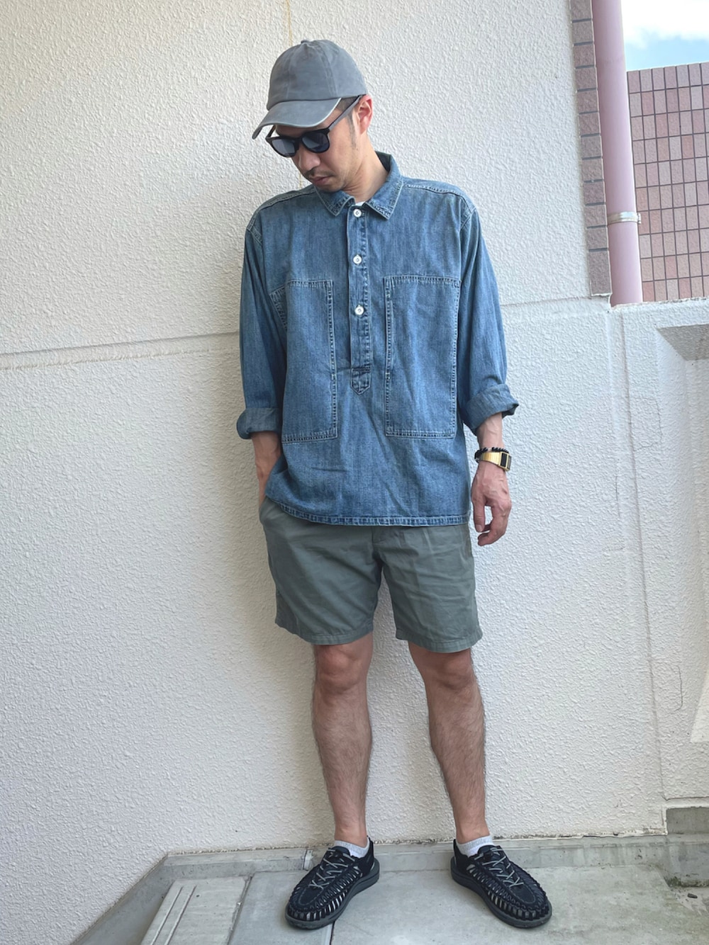 「夏コーデ、シンプルコーデ、ゆるコーデ、オトナカジュアル、リラックススタイル、ショートパンツ、サングラス、スポーツサンダル、キーン、デニムシャツ」｜「KEENのUNEEK / ユニーク（サンダル、ブラック系）」を使った、gozou12345さん（メンズ・175cm）の夏コーディネートの1枚目の写真