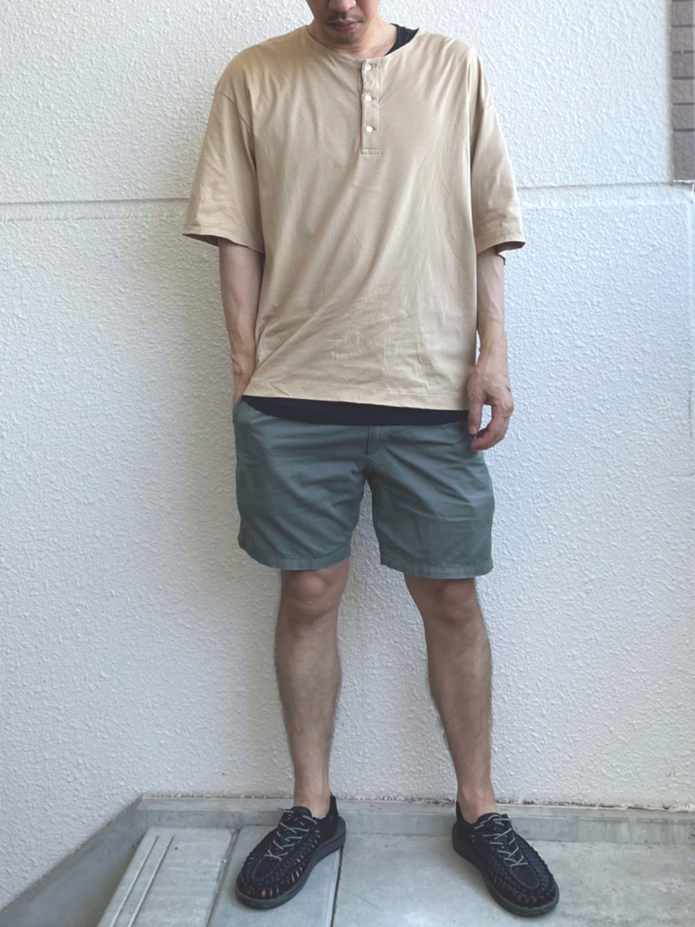 「シンプル、ショートパンツ、リラックス、レイヤードスタイル、プチプラ、ラフ、カジュアルコーデ、スポーツサンダル、キーン、夏コーデ」｜「KEENのUNEEK / ユニーク（サンダル、ブラック系）」を使った、gozou12345さん（メンズ・175cm）の夏コーディネートの1枚目の写真