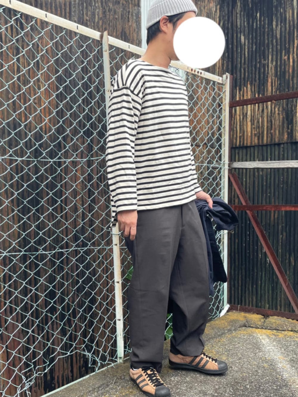 「UNIQLO、休日スタイル、スラックス、春夏コーデ、オトナカジュアル」｜「adidas Originalsのアイテム（スニーカー、ブラウン系）」を使った、gozou12345さん（メンズ・175cm）の春コーディネートの1枚目の写真