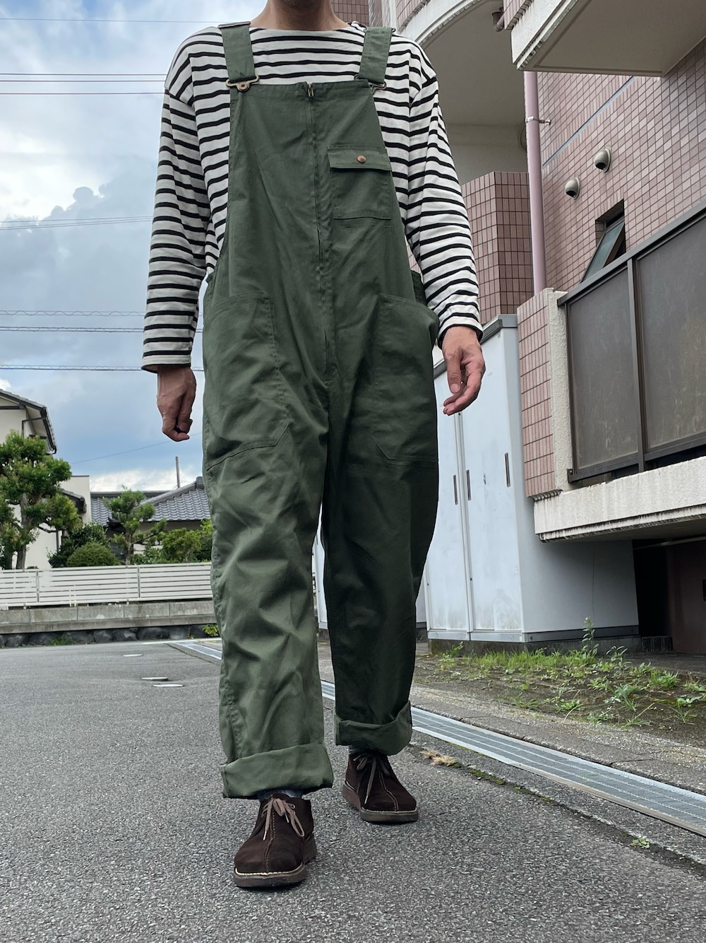 「秋コーデ、ラフ、ボーダー、オーディエンス、グリーン、オーバーオール、オールインワン、ミリタリー、ワーク」｜「Clarks Originalsのクラークスオリジナルズ/メンズ Desert Trek デザートトレック（モカシン/デッキシューズ、ブラウン系）」を使った、gozou12345さん（メンズ・175cm）の秋コーディネートの1枚目の写真